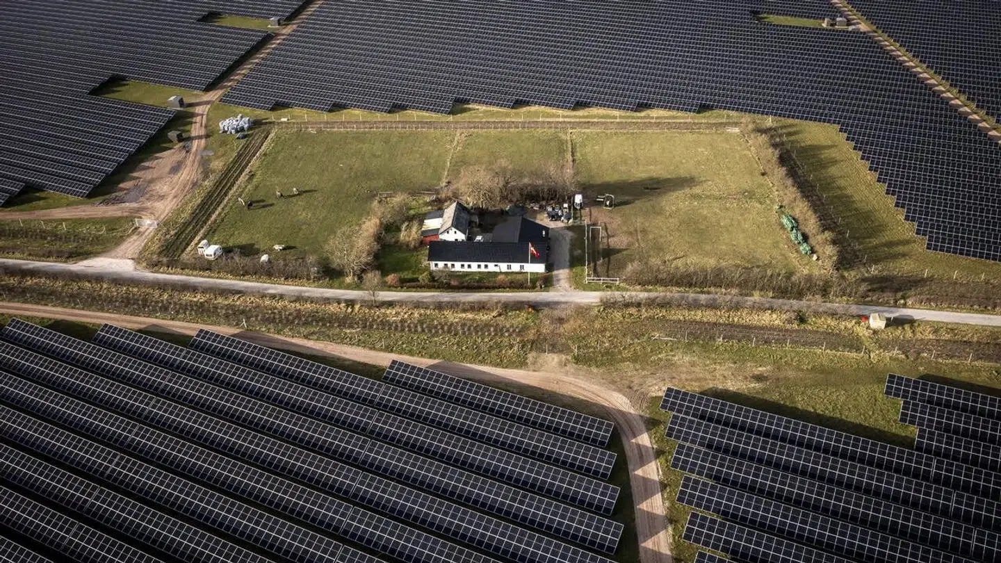 Her ses det store solcelleanlæg, der omkranser landsbyen Hjolderup vest for Aabenraa. I huset på billedet bor Ulla Petersen. (Foto: Mads Claus Rasmussen/Ritzau Scanpix)