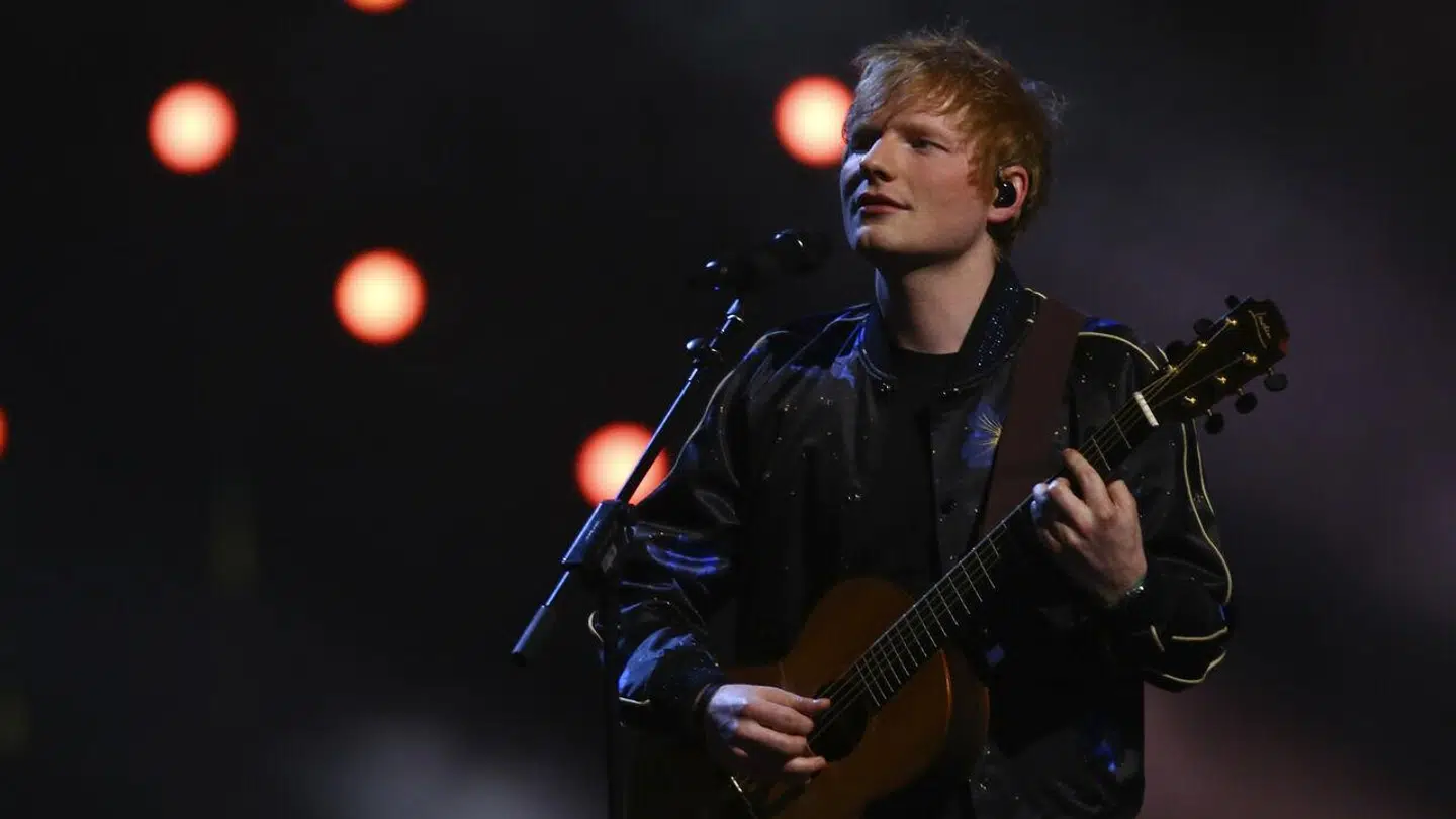 Ed Sheeran optræder til Brit Awards 2022.