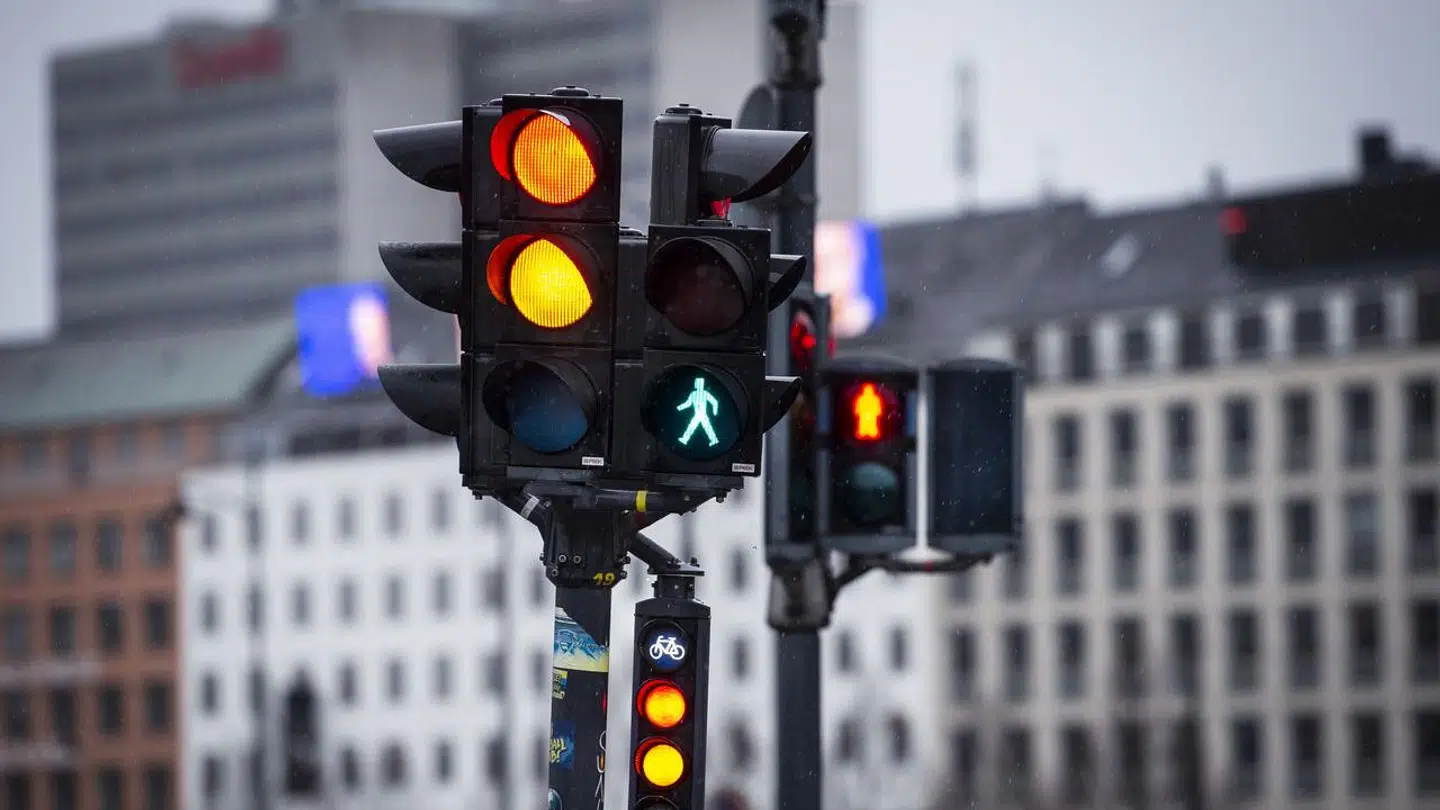 Undersøgelse viser, at kun 54 procent af de adspurgte bilister ved, hvornår man må køre over for gult lys.