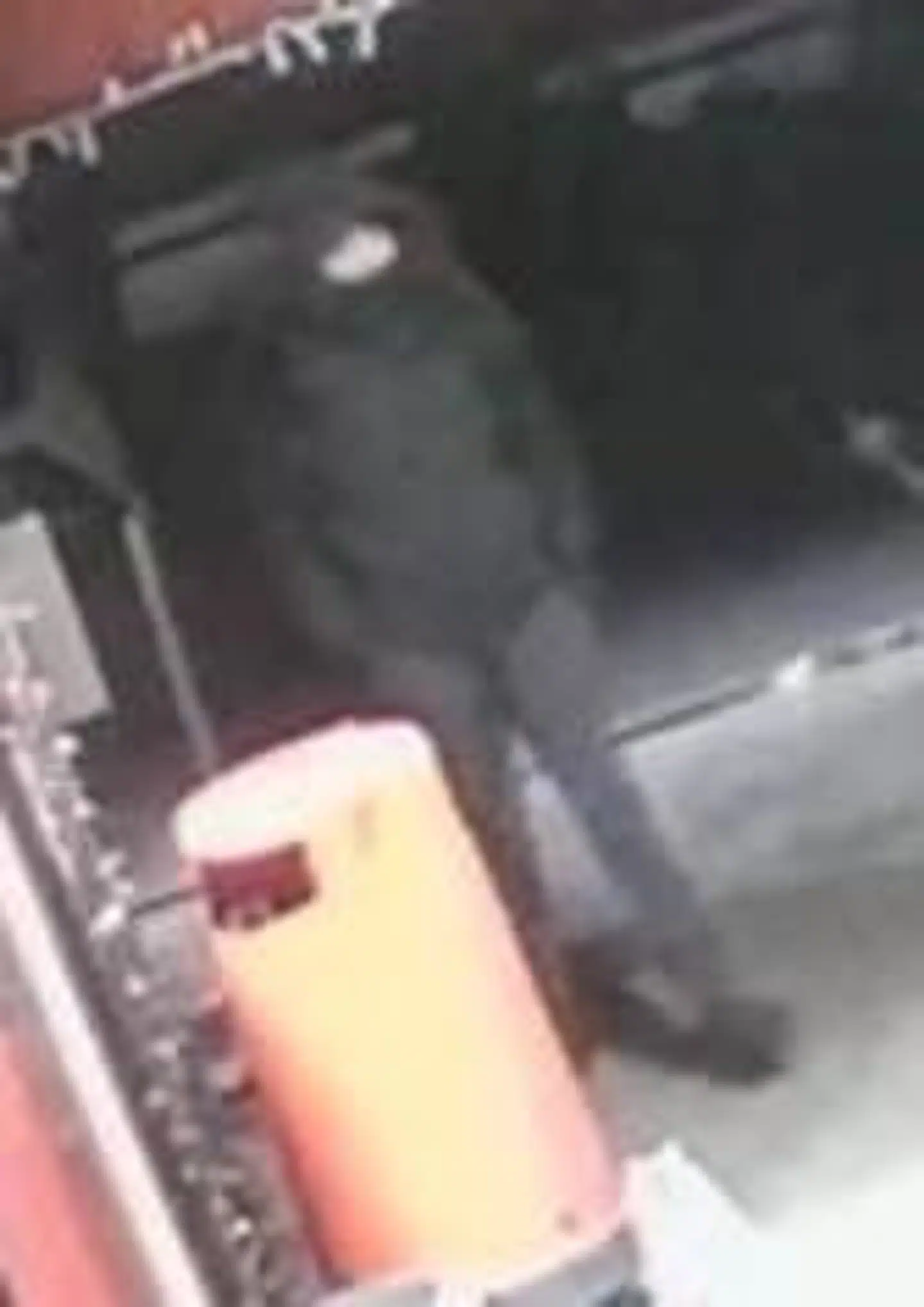 Dette er den første person, som politiet beder om hjælp til at identificere. Han har måske relation til et drabsforsøg i Esbjerg søndag den 26. februar. Free