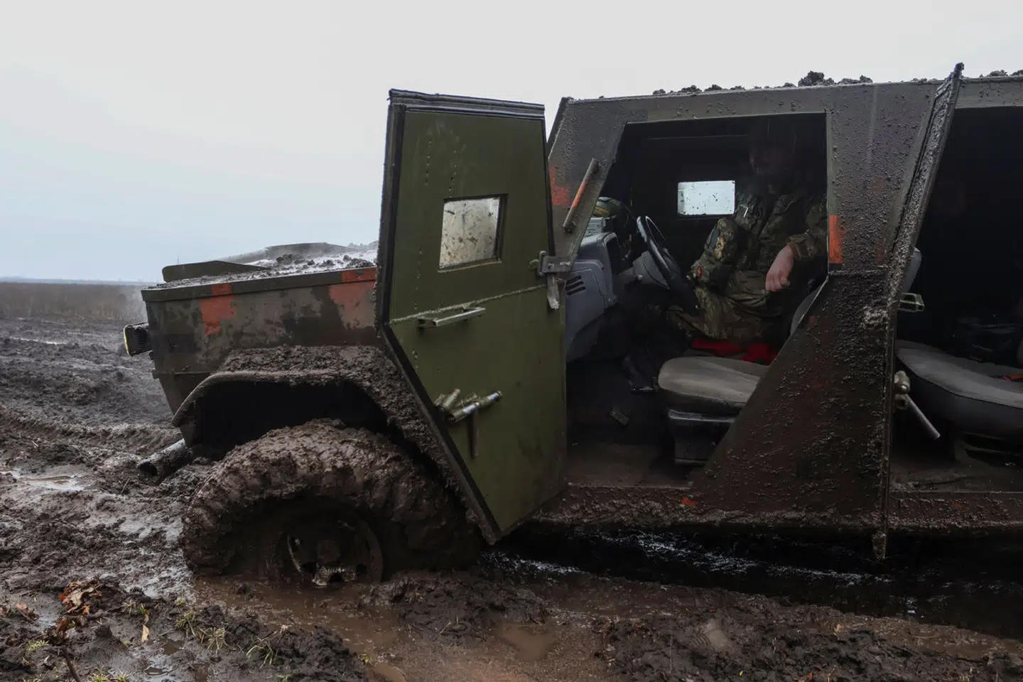 Her ses en ukrainske soldat i et pansret køretøj i mudderet nær frontlinjen ved Bakhmut den 25. februar.