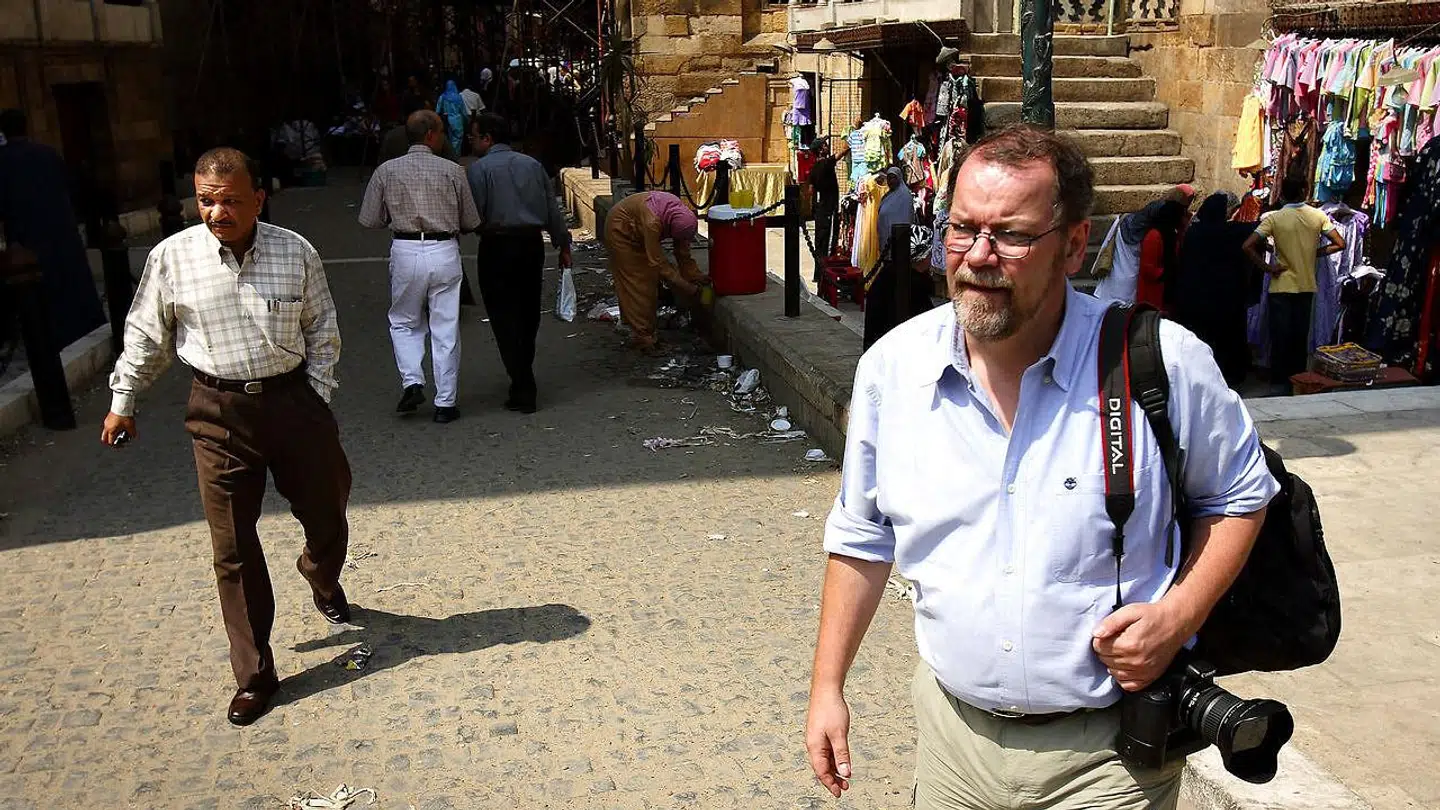 Steffen Jensen på et marked i Cairo, mens han stadig var udsendt for TV 2.