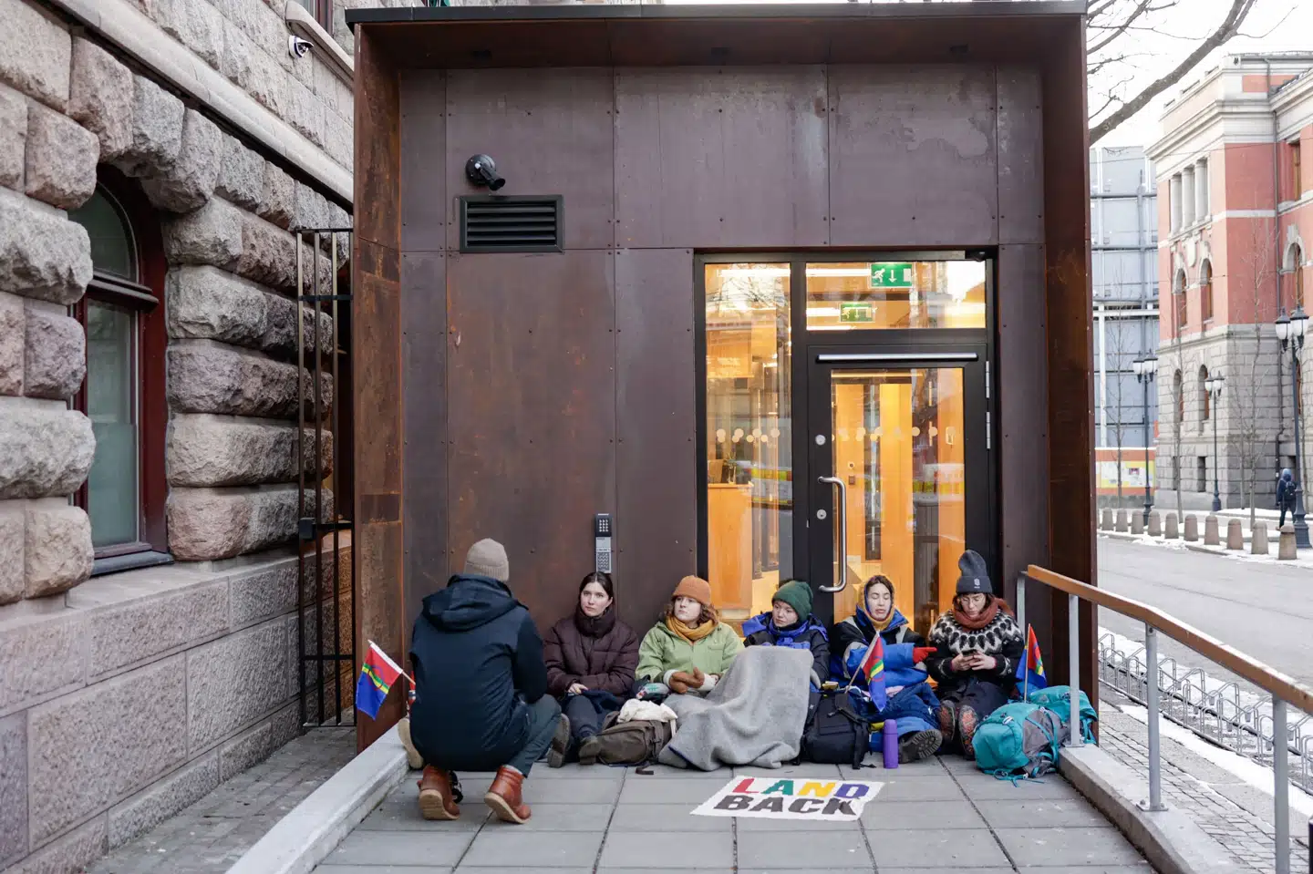 Demonstranter er tirsdag morgen blandt andet på plads foran indgangen til det norske finansministerium. Alf Simensen/Ritzau Scanpix