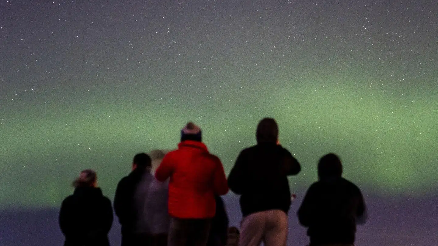 Mange tog turen til stranden for at se det smukke syn.
