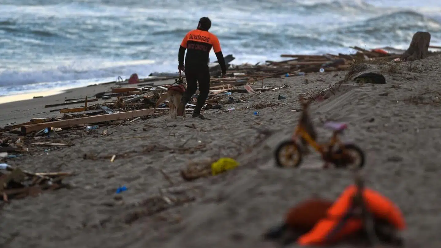 Politi paltruljerer stranden, hvor vraget af den båd, der forliste tidlig søndag, er skyllet på land.