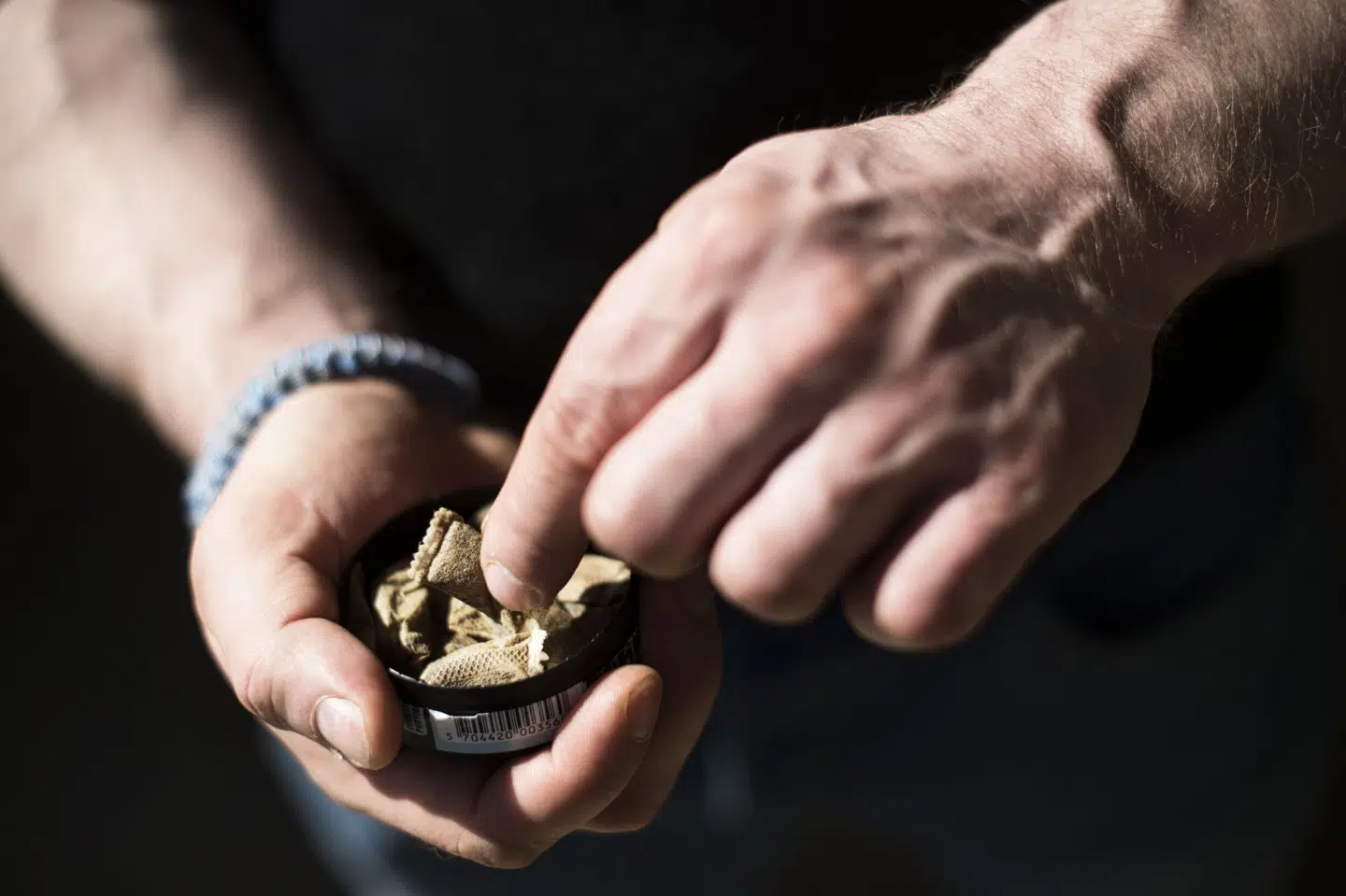 Omkring halvdelen af de 15 til 17-årige forbrugere af røgfrie nikotinprodukter siger, at de køber dem i supermarkeder, kiosker og på tankstationer, hvilket er ulovligt. (Arkivfoto.) David Leth Williams/Ritzau Scanpix