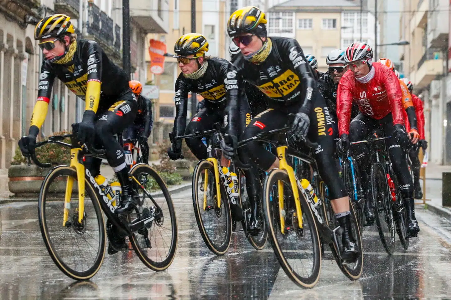 Det var en våd og kold fornøjelse for rytterne på første etape af O Gran Camiño.