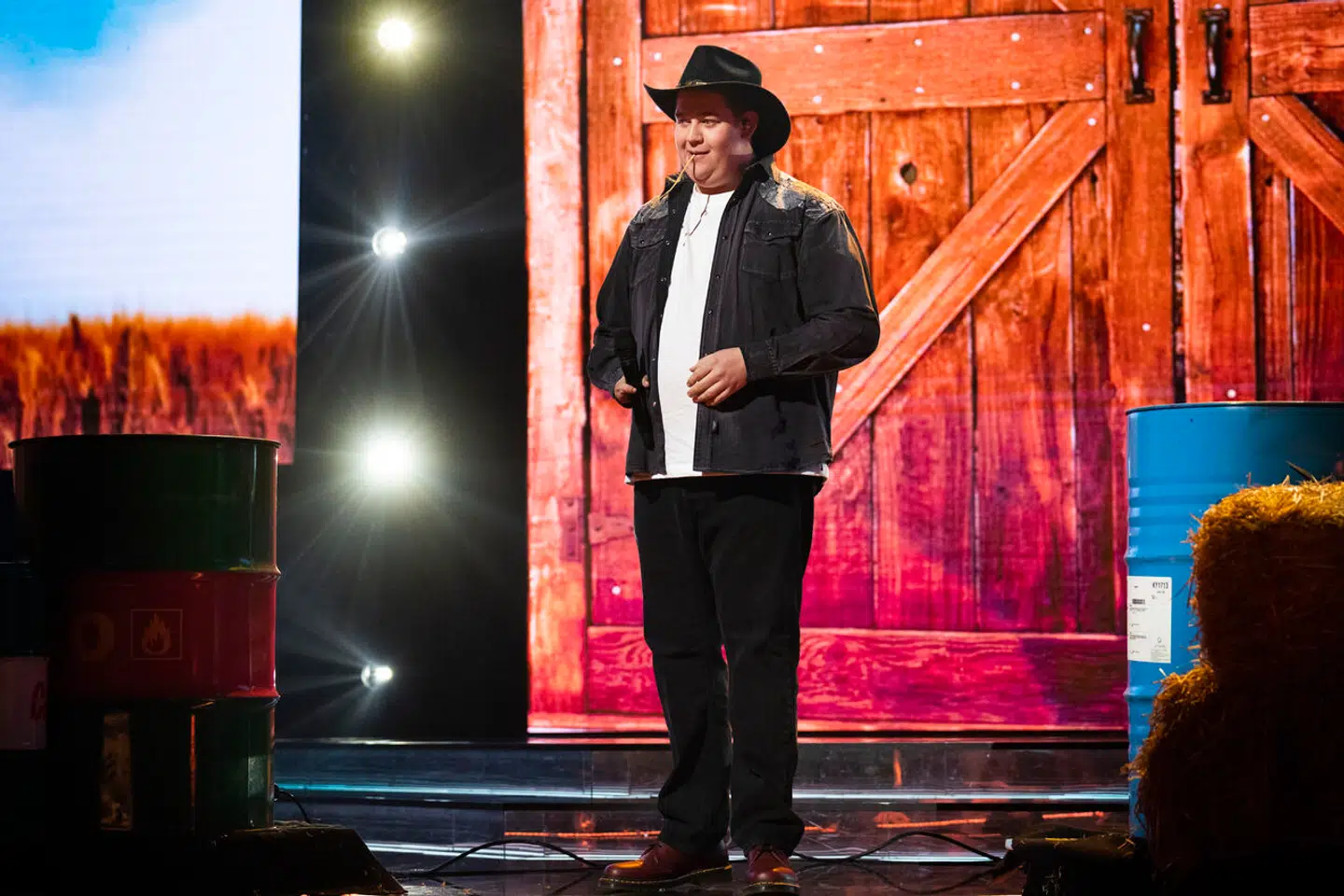 Henrik Hedelund Nielsen kom på scenen med cowboyhat og halmstrå i munden, men tog hurtigt fusen på alle.