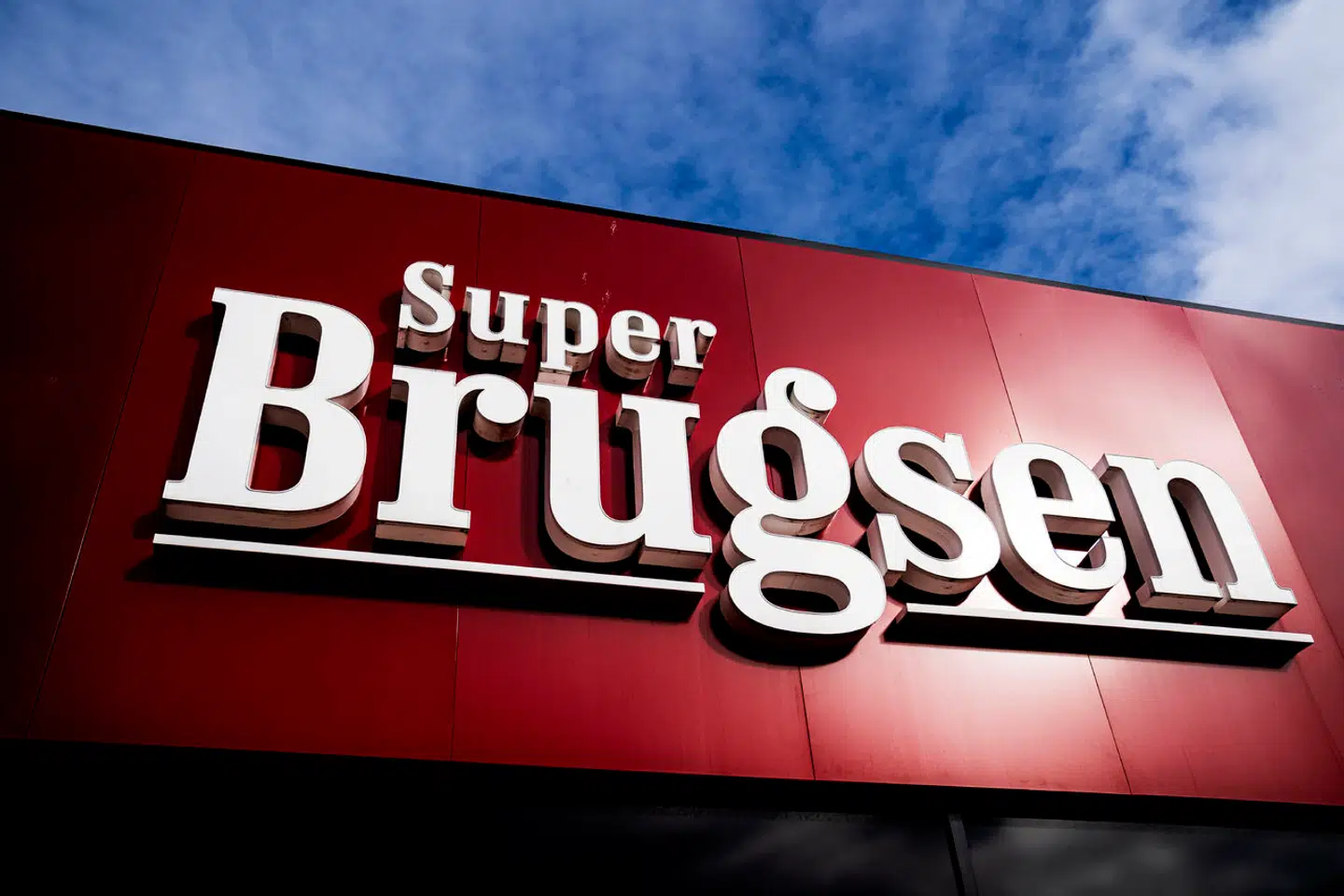 Super Brugsen har sat tape i gulvet for at markere afstand mellem kunderne, i Brøndby tirsdag den 17. marts 2020. Det skal mindske smitterisikoen.. (Foto: Ida Guldbæk Arentsen/Ritzau Scanpix)