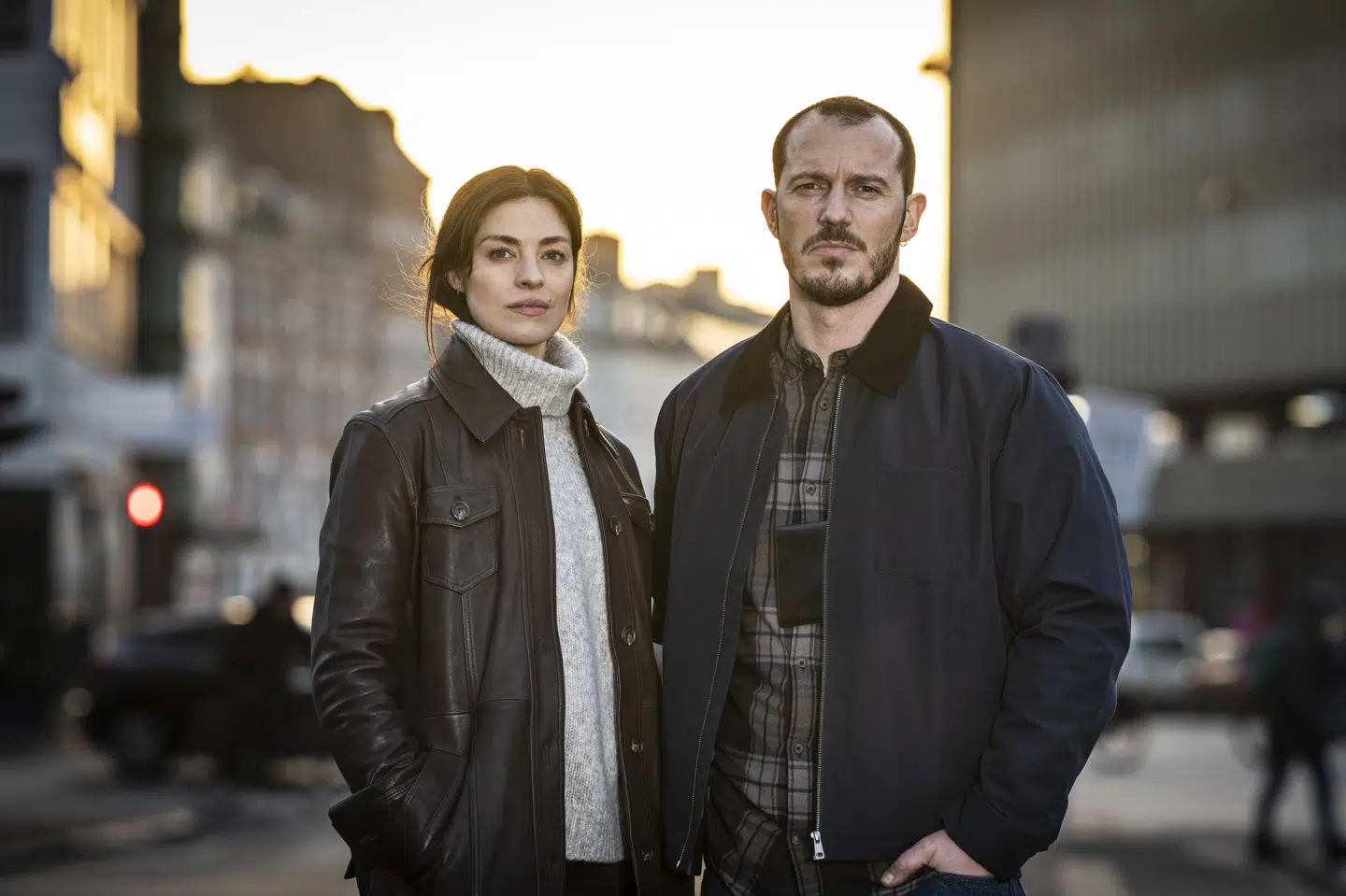 Et ungt bandemedlem bliver løsladt og efterfølgende likvideret, og det er afsættet for fjerde sæson af Den som dræber - fanget af mørket, som har Natalie Madueño og Simon Sears tilbage i rollerne som henholdsvis psykolog og efterforsker. (PR-foto). Per Arnesen/Viaplay Group/PR-foto/Free