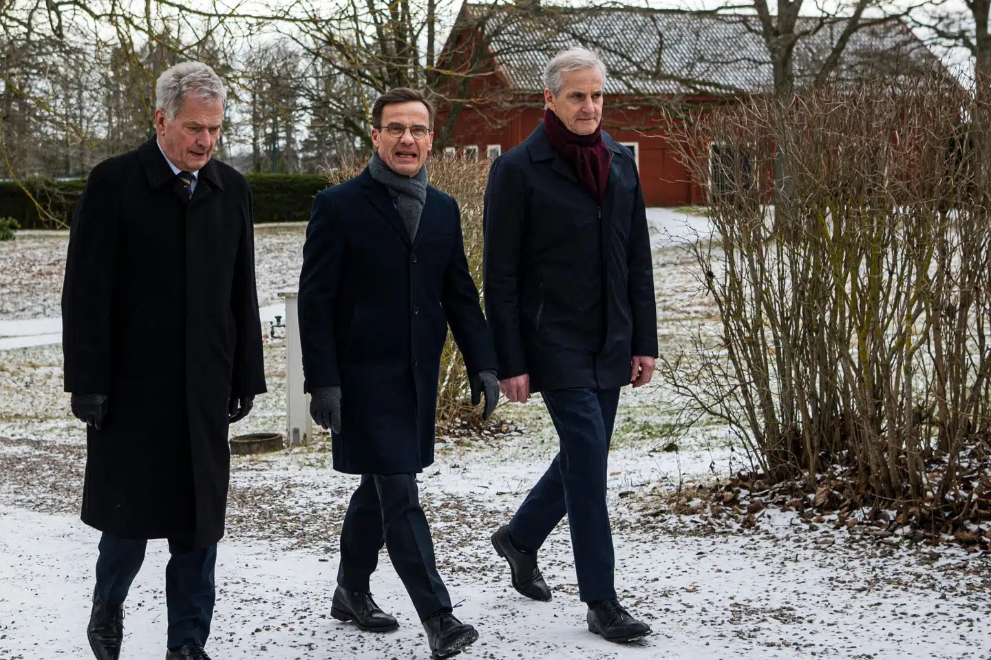 Finlands præsident Sauli Niinistö, Sveriges statsminister Ulf Kristersson og Norges statsminister Jonas Gahr Støre (fra venstre mod højre) ankommer til et nordisk sikkerhedsmøde onsdag på den svenske statsministers embedsbolig i Harpsund. Jonathan Nackstrand/Ritzau Scanpix