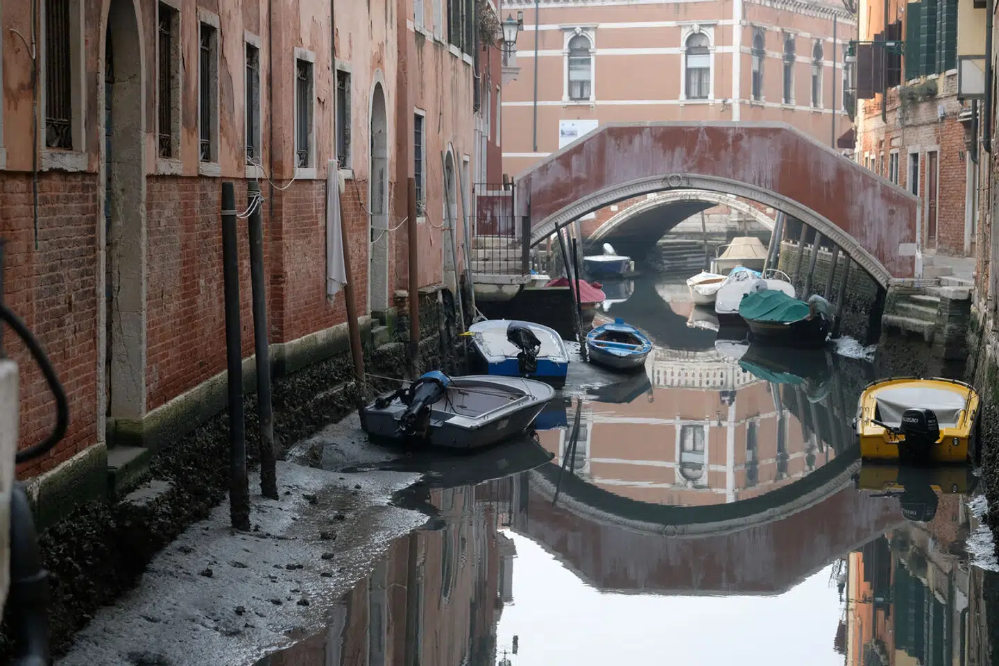 De usædvanlige lave vandstande gør det umuligt for gondoler at navigere rundt i Venedigs kanaler. Foto: REUTERS/Manuel Silvestri