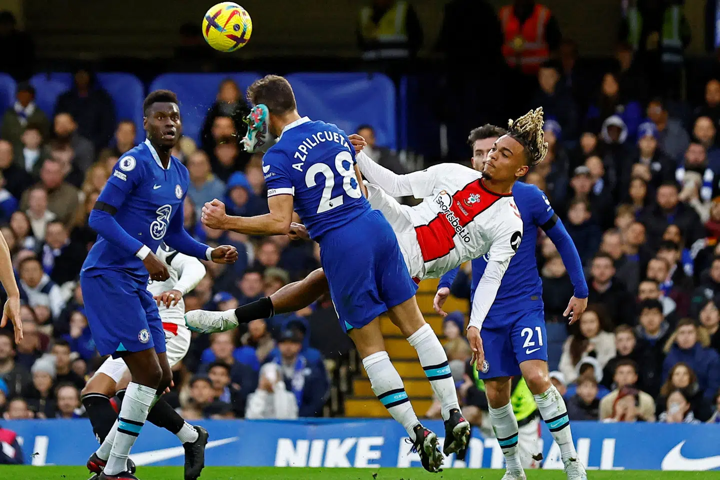 Azpilicueta faldt til jorden, efter at han var blevet sparket i hovedet under kampen mod Southampton. Andrew Boyers/Ritzau Scanpix