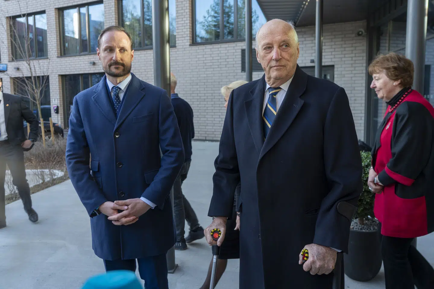 Den norske kong Harald og kronprins Haakon besøger et ankomstcenter for flygtninge i Oslo i Norge. (Arkivfoto). Terje Pedersen/Ritzau Scanpix