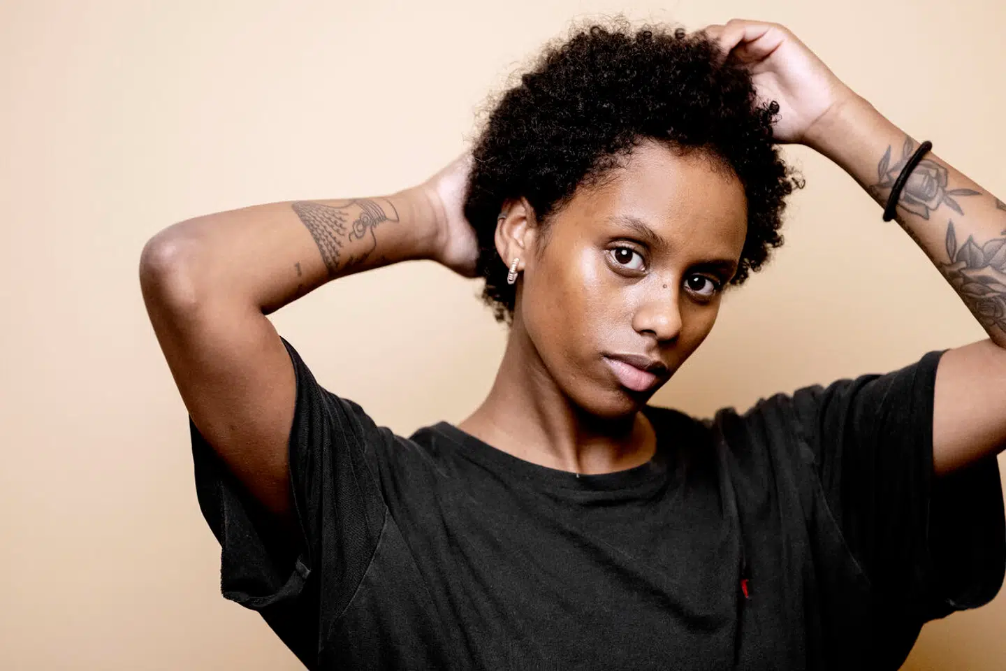 Saba Lykke Oehlenschlæger erkender, at det er nervepirrende at overtage rollen i 'Hair'. Men også spændende.