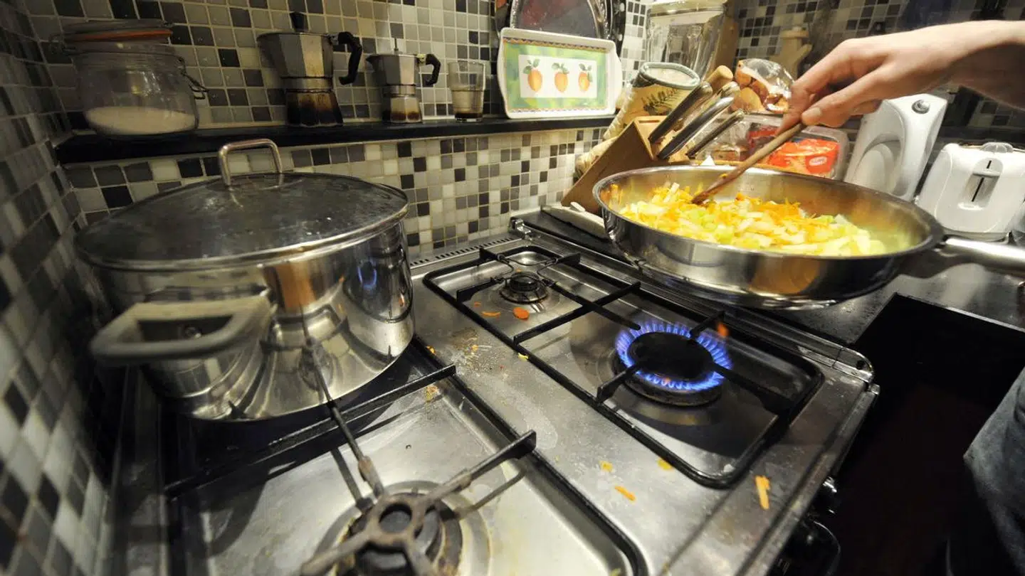 Hvis man overvejer alternativer til gaskomfurer, er induktionskomfurer og keramiske komfurer det mest udbredte. De fungerer begge på el, både for ovn og kogeplade, og kræver ofte en elektriker under installationen. Ligeledes skal man have en autoriseret VVSer forbi for at lukke for gasrør i køkkenet.