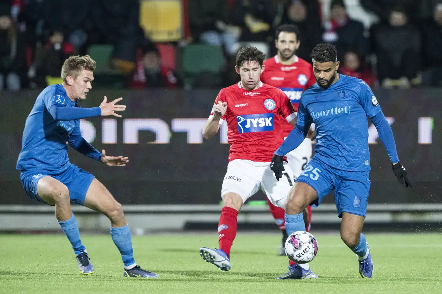 Mathias Greve (tv.) og Anis Slimane (th.) røg i totterne på hinanden i forbindelse med en træningskamp tirsdag. (Arkivfoto). Bo Amstrup/Ritzau Scanpix