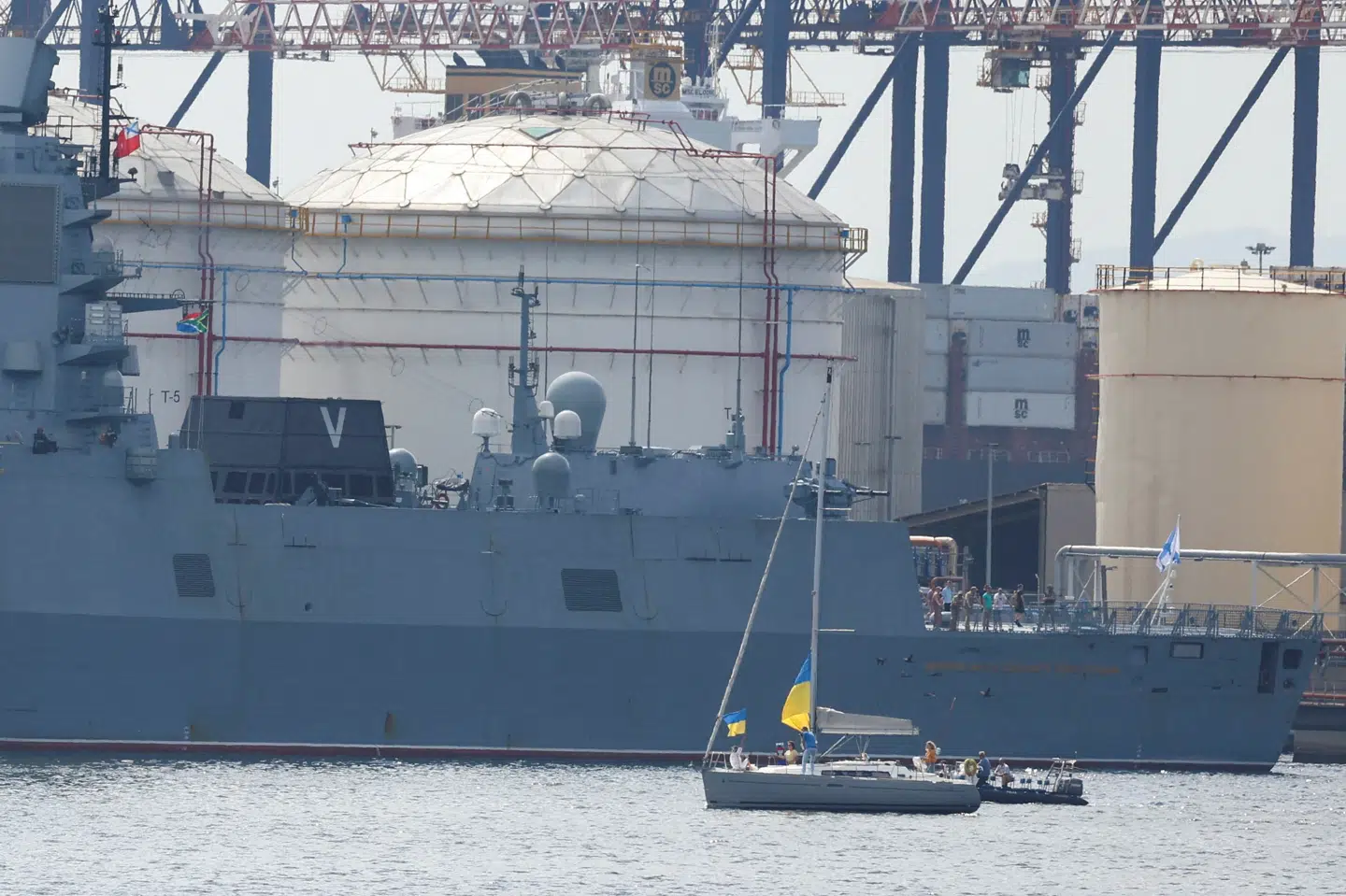 Bogstavet V - et tegn, som russerne ofte har brugt i forbindelse med krigen i Ukraine - kan ses på den russiske fregat Admiral Gorshkov, mens den ligger til kaj i Cape Town i Sydafrika på vej mod byen Durban, hvor den skal deltage i flådeøvelser. Esa Alexander/Reuters