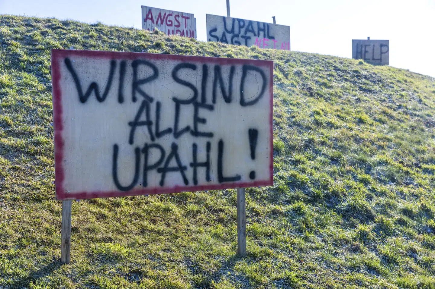 Plakater opsat ved tysk landsby er udtryk for modstand mod et planlagt asylcenter for 400 asylsøgere i en landsby, som har 500 indbyggere. Spændinger omkrig asylpolitik tager til i Tyskland. Jens B''ttner/Ritzau Scanpix