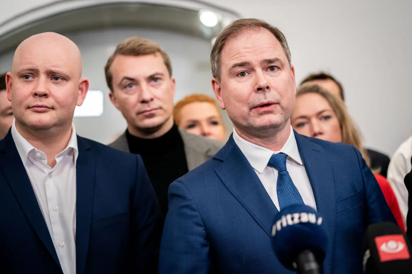 Nicolai Wammen (S), Jakob Engel-Schmidt (M) og Morten Messerschmidt (DF) på et doorstep i Finansministeriet om bred aftale om ny inflationshjælp fredag den 10. februar 2023. Partierne er dog ikke blevet enige om, hvordan en pulje på 300 millioner kroner skal hjælpe de fattigste børnefamilier. De forhandlinger starter i næste uge. (Arkiv). Ida Marie Odgaard/Ritzau Scanpix