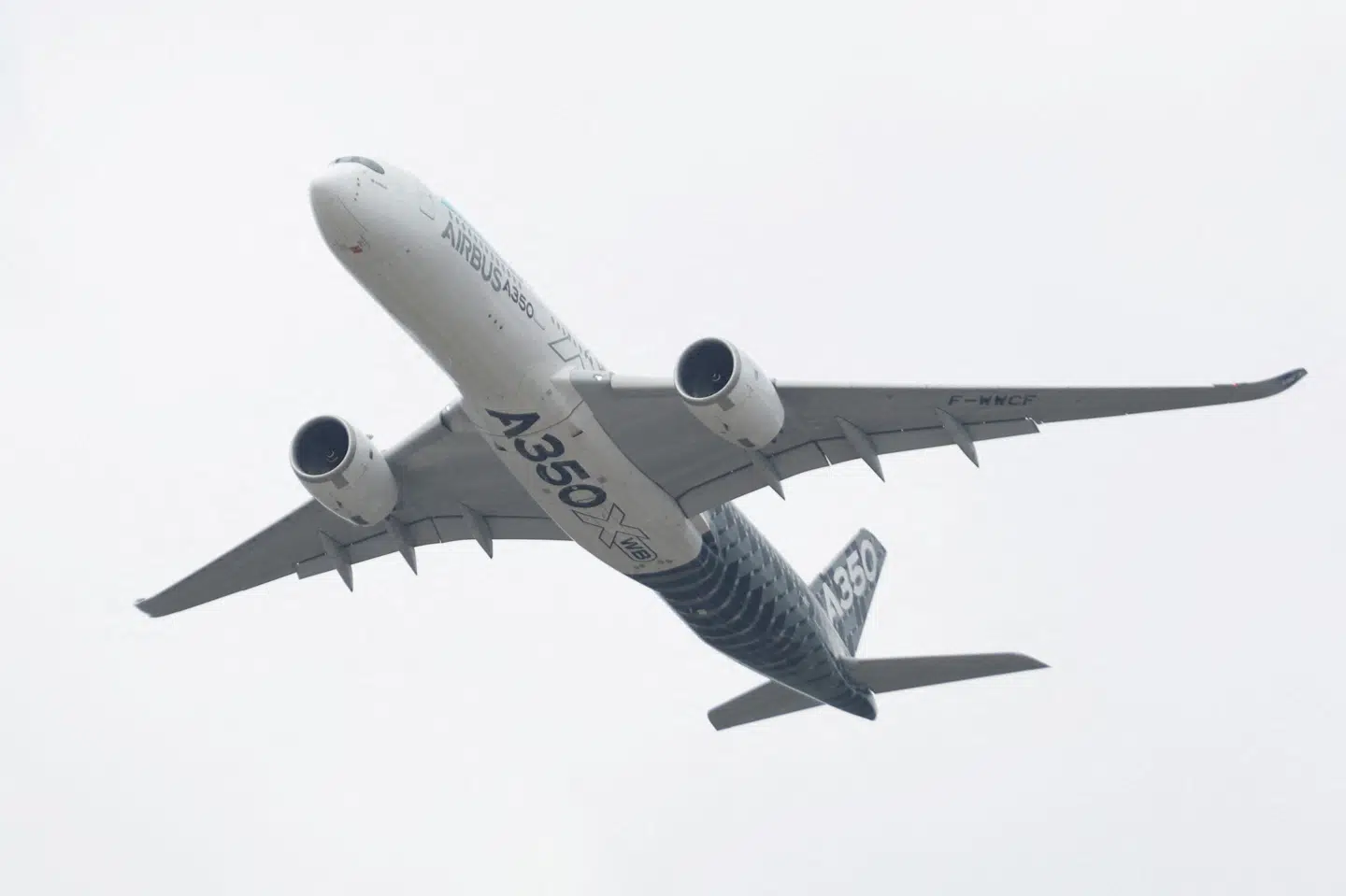 Et Airbus A350-fly letter under Farnborough International Airshow i Storbritannien. (Arkivfoto) Peter Cziborra/Reuters