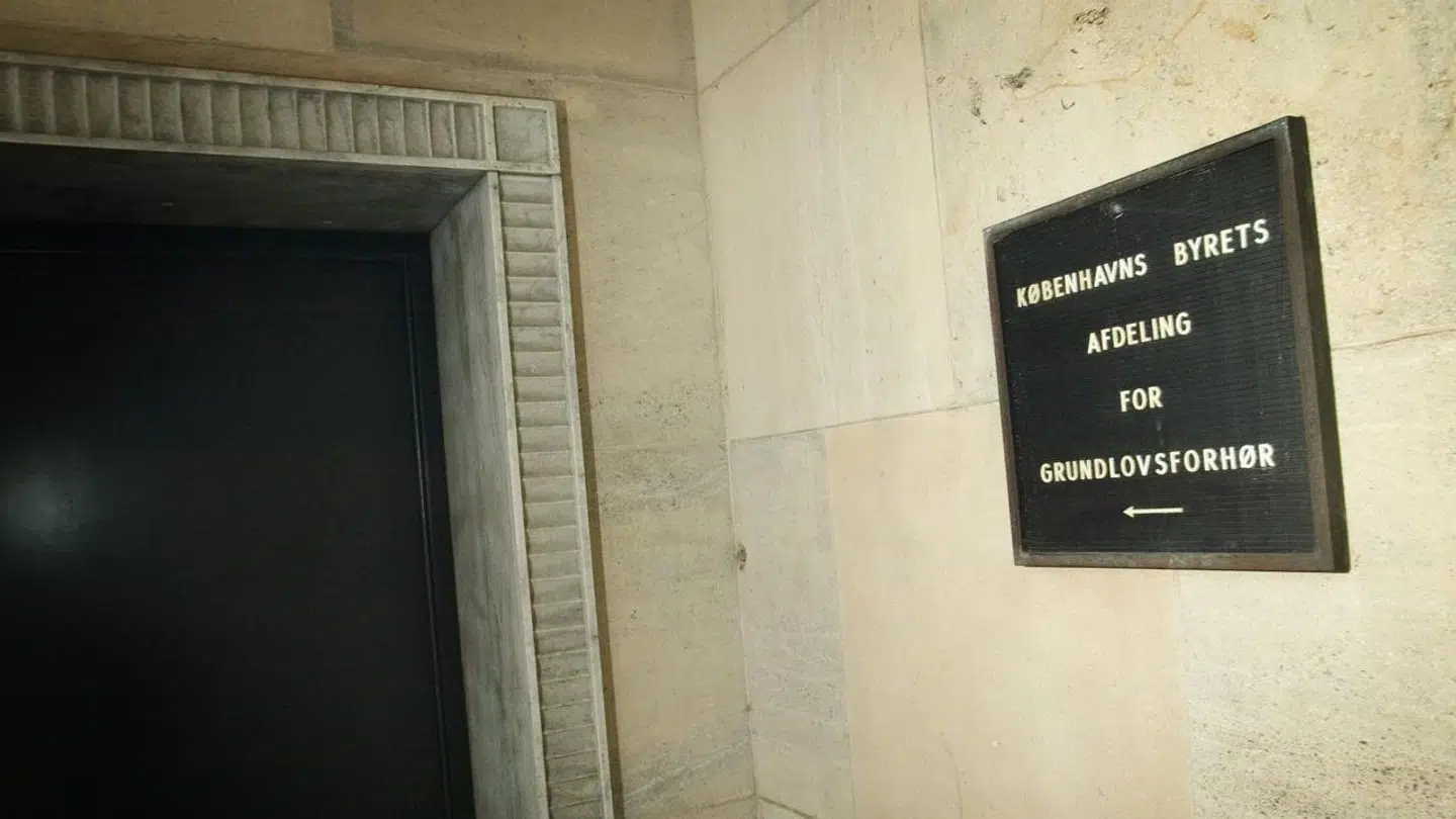 Manden er sigtet for at have taget intime billeder af sin steddatter, sendt billederne videre og for at have befølt hende.