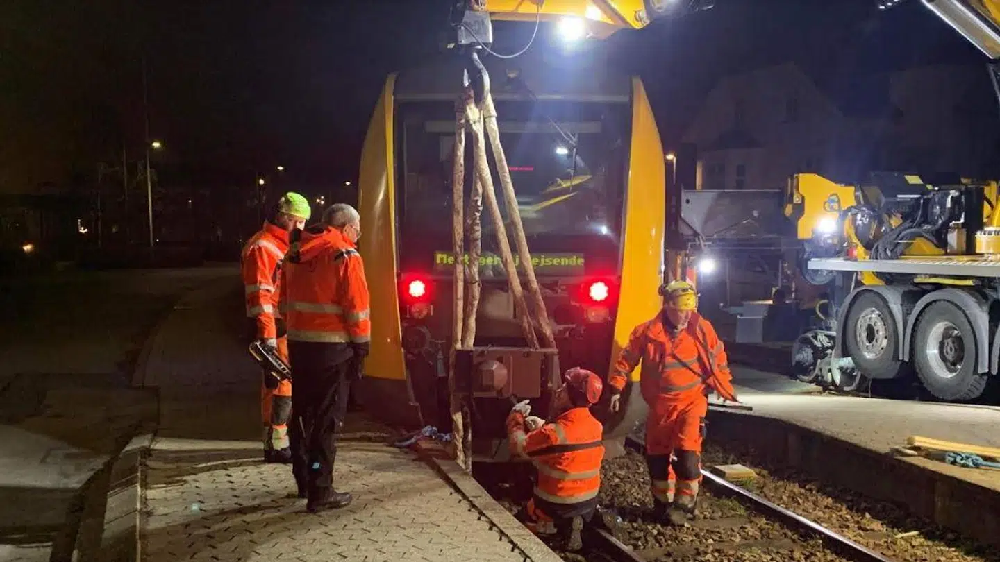 Her løftes togvognen væk fra skinnerne.