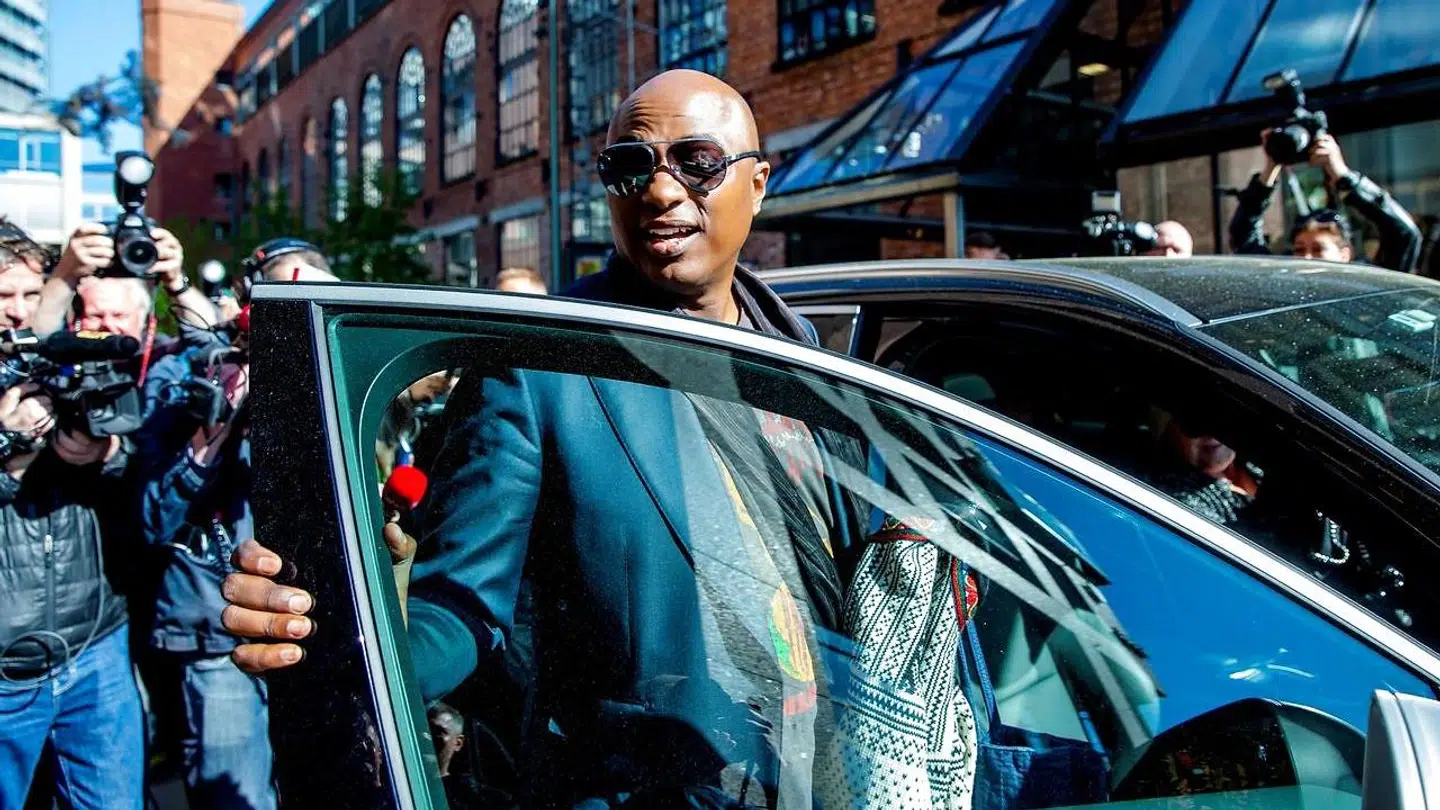 Durek Verrett er halvt norsk, halvt amerikansk. Efter sin forlovelse med den norske prinsesse Märtha Louise har han formået at trække en del dårlig omtale i Norge, men han var i forvejen kendt i USA, hvor han har været spirituel guru for blandt andre Gwyneth Paltrow.