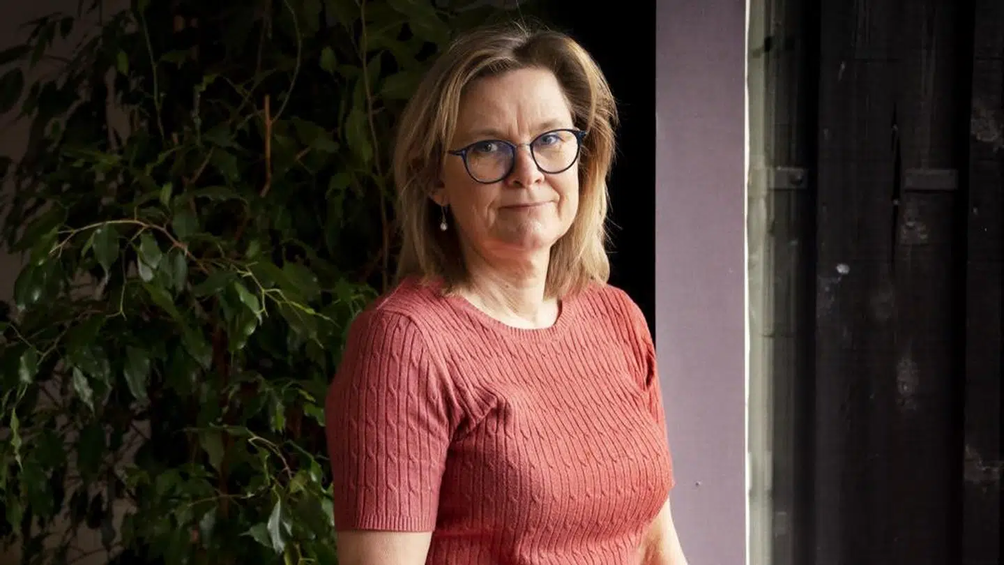 Lone Simonsen, professor og ekspert i epidemiske sygdomme, kritiserer Nye Borgerliges næstformand for misinformation.