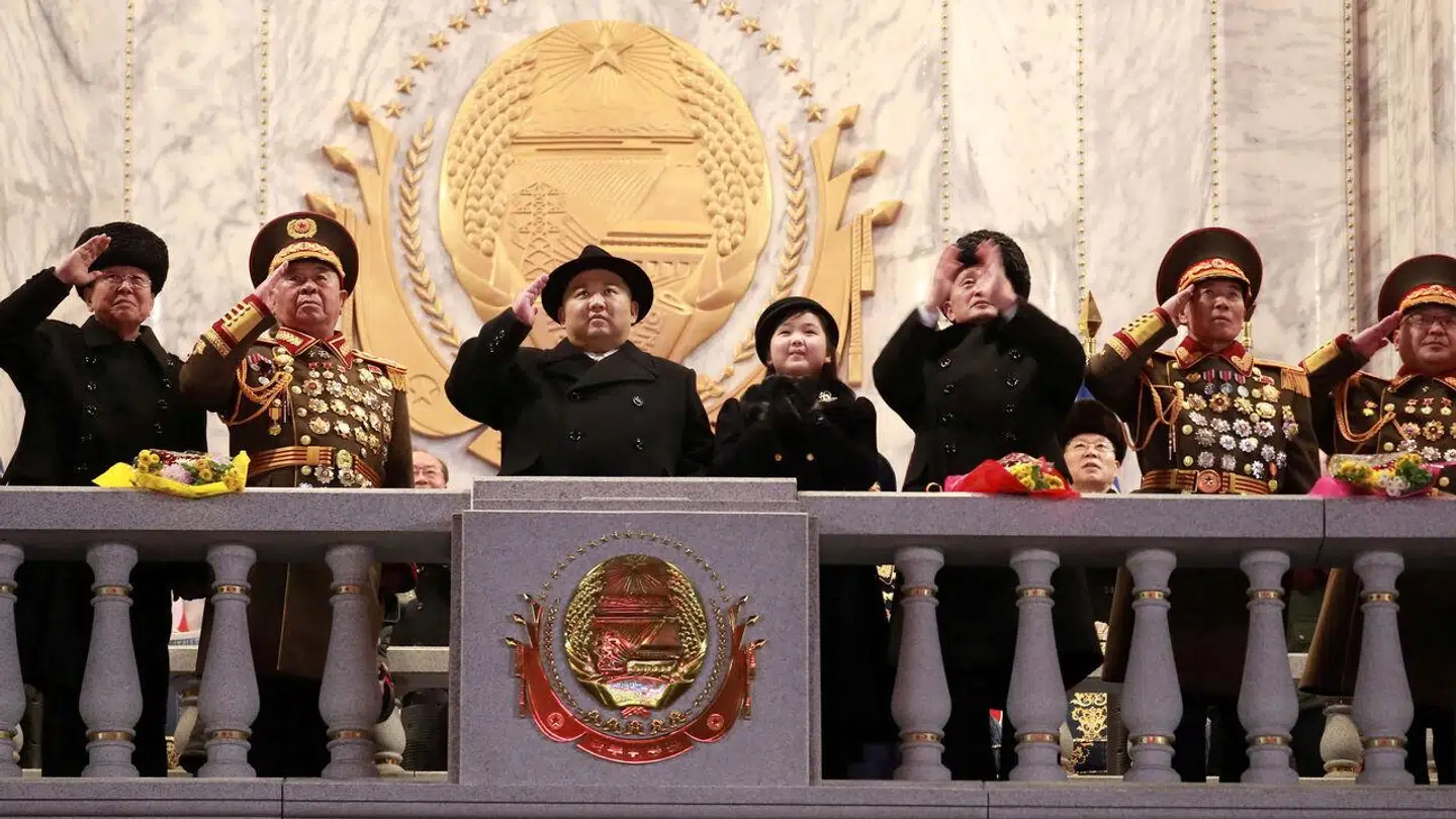 Kim Jue Ae står ved sin fars side under en stor militærparade i Nordkoreas hovedstad Pyongyang 8. februar i anledningen af 75-årsdagen for oprettelsen af det kommunistiske lands hær.