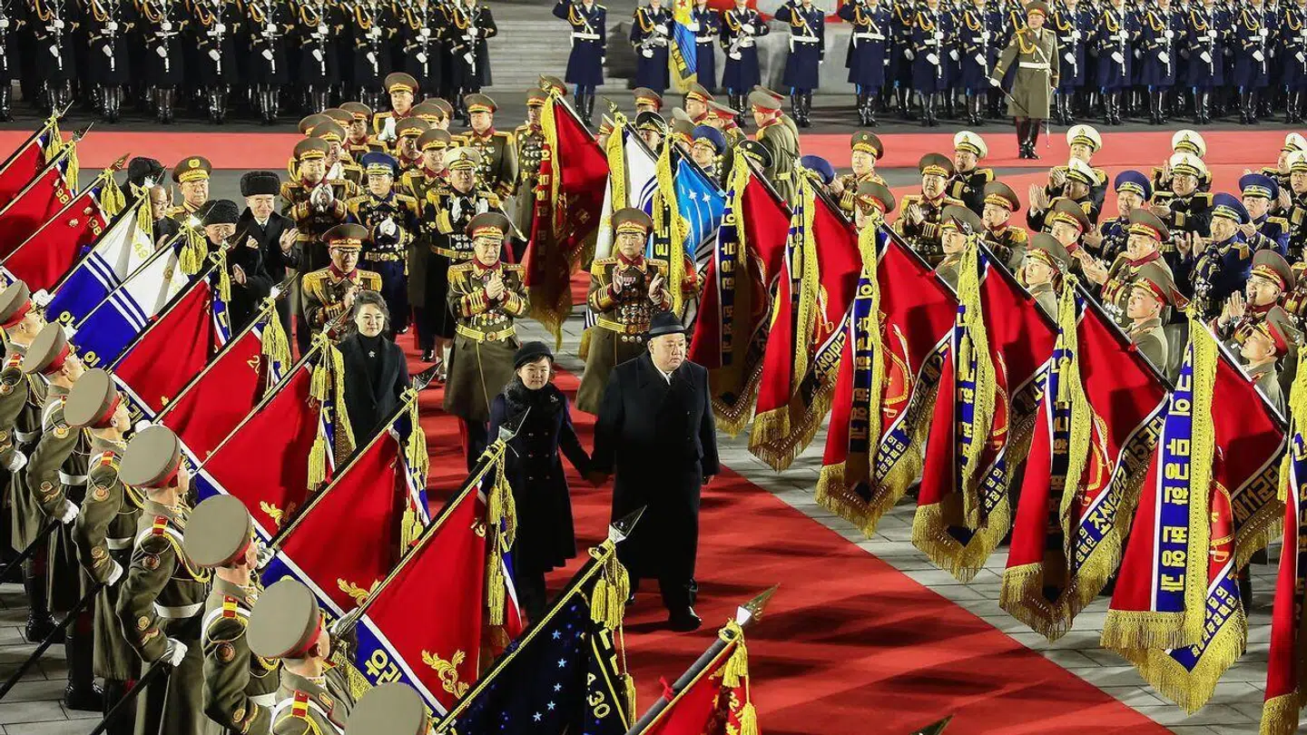 Kim Ju Ae går i første række ved sin fars side under militærparaden.
