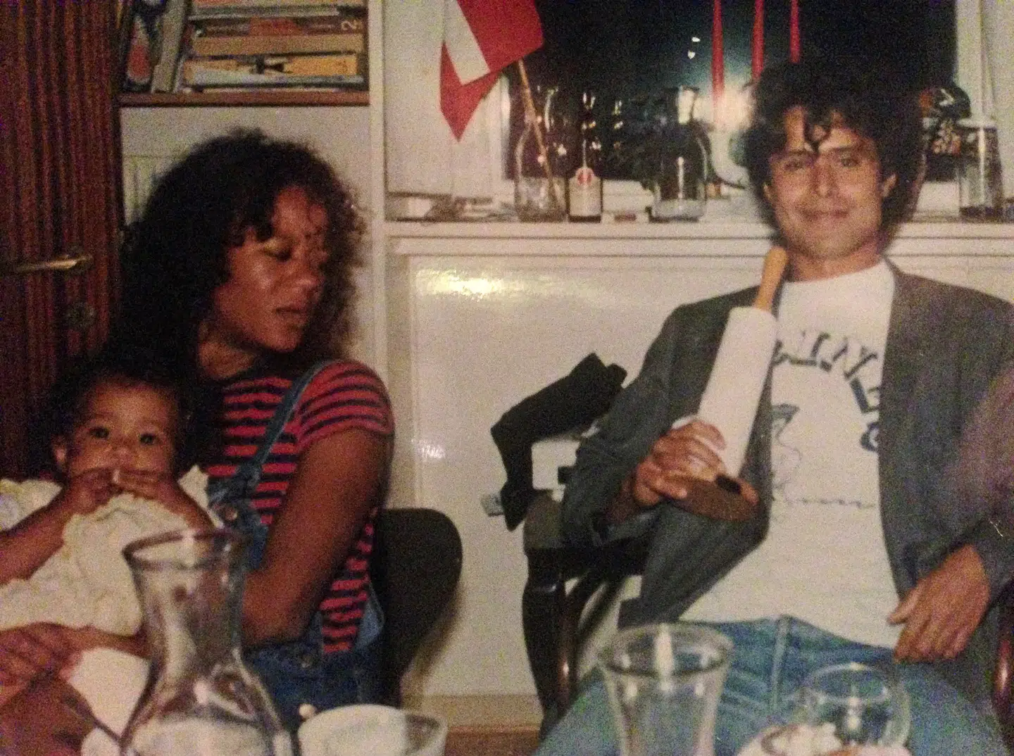 Hella Joof med lille Olivia Joof på skødet og sin eksmand, skuespilleren Runi Lewerissa, ved sin side. Foto: Privat.