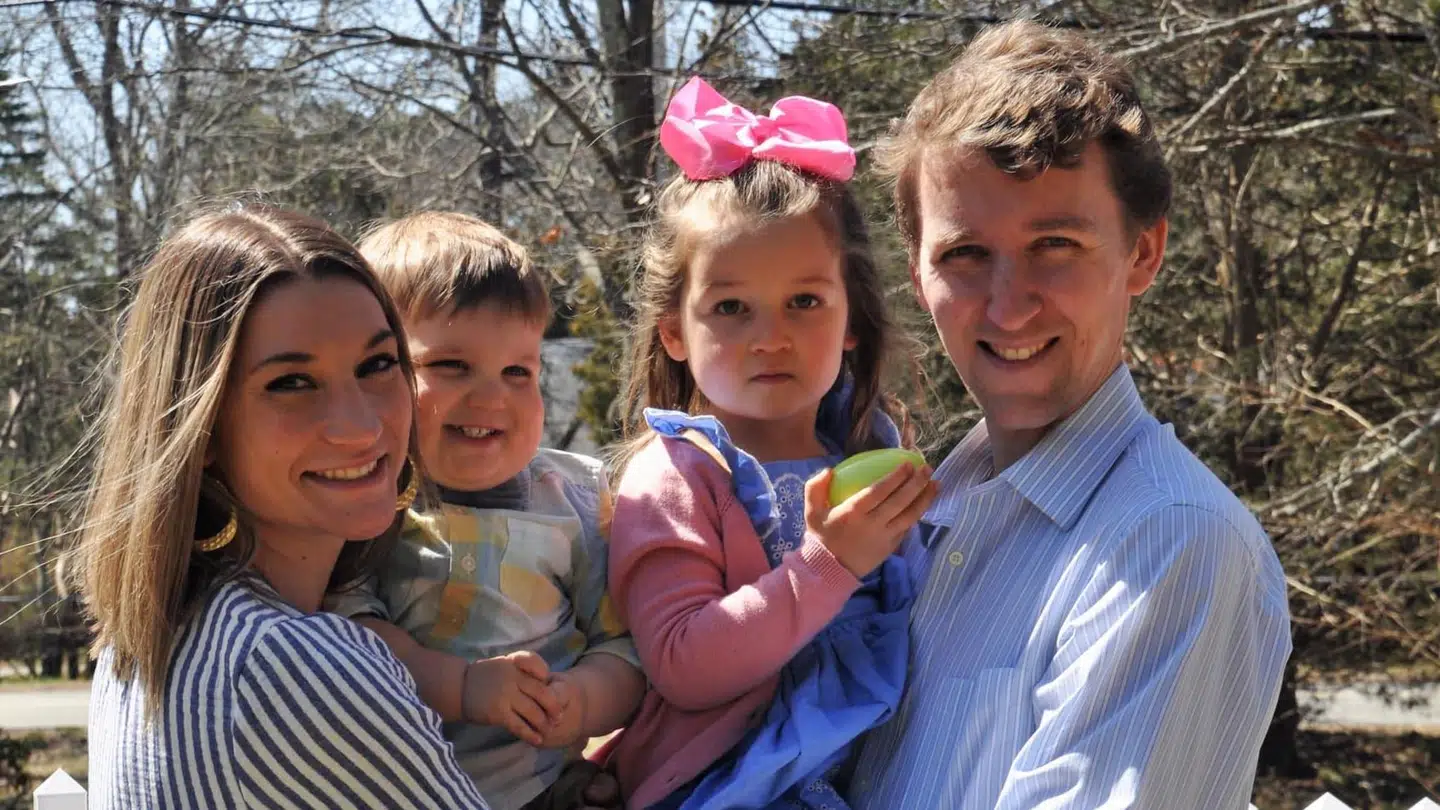 Lindsay Clancy sammen med sin mand og tre børn, som hun kvalte med et elastikbånd. Foto: Facebook