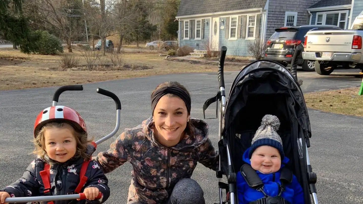 Lindsay Clancy med sine børn foran deres hus. Foto: Privatfoto/Facebook