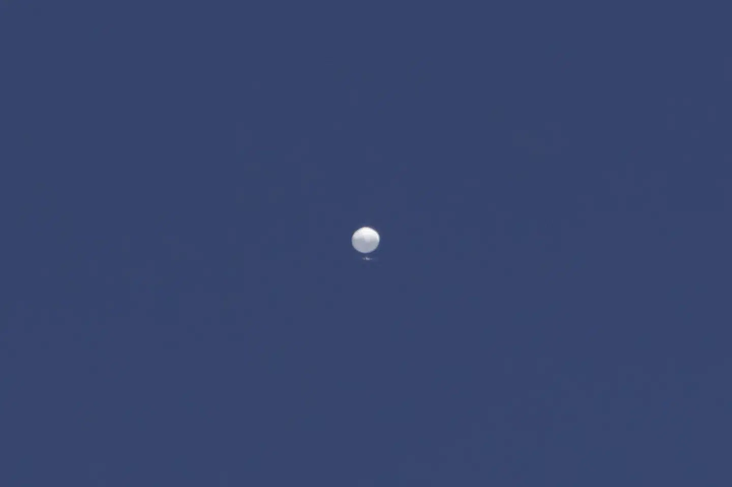 Forinden nedskydning havde en kinesisk ballon i flere dage svævet over USA. Først da amerikansk militær vurderede, at det var forsvarligt, blev den skudt ned. (Arkivfoto). Anna Griffin/Ritzau Scanpix