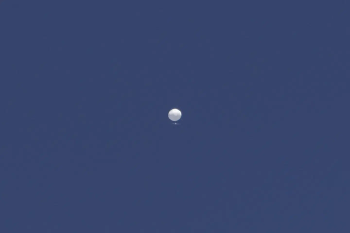 Forinden nedskydning havde en kinesisk ballon i flere dage svævet over USA. Først da amerikansk militær vurderede, at det var forsvarligt, blev den skudt ned. (Arkivfoto). Anna Griffin/Ritzau Scanpix