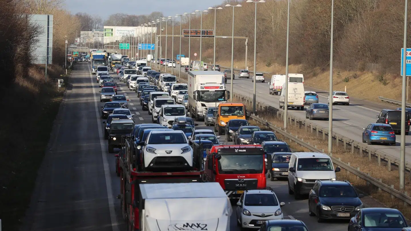 Der er lige nu lang kø på Motorring 3. Foto: Presse-fotos.dk.