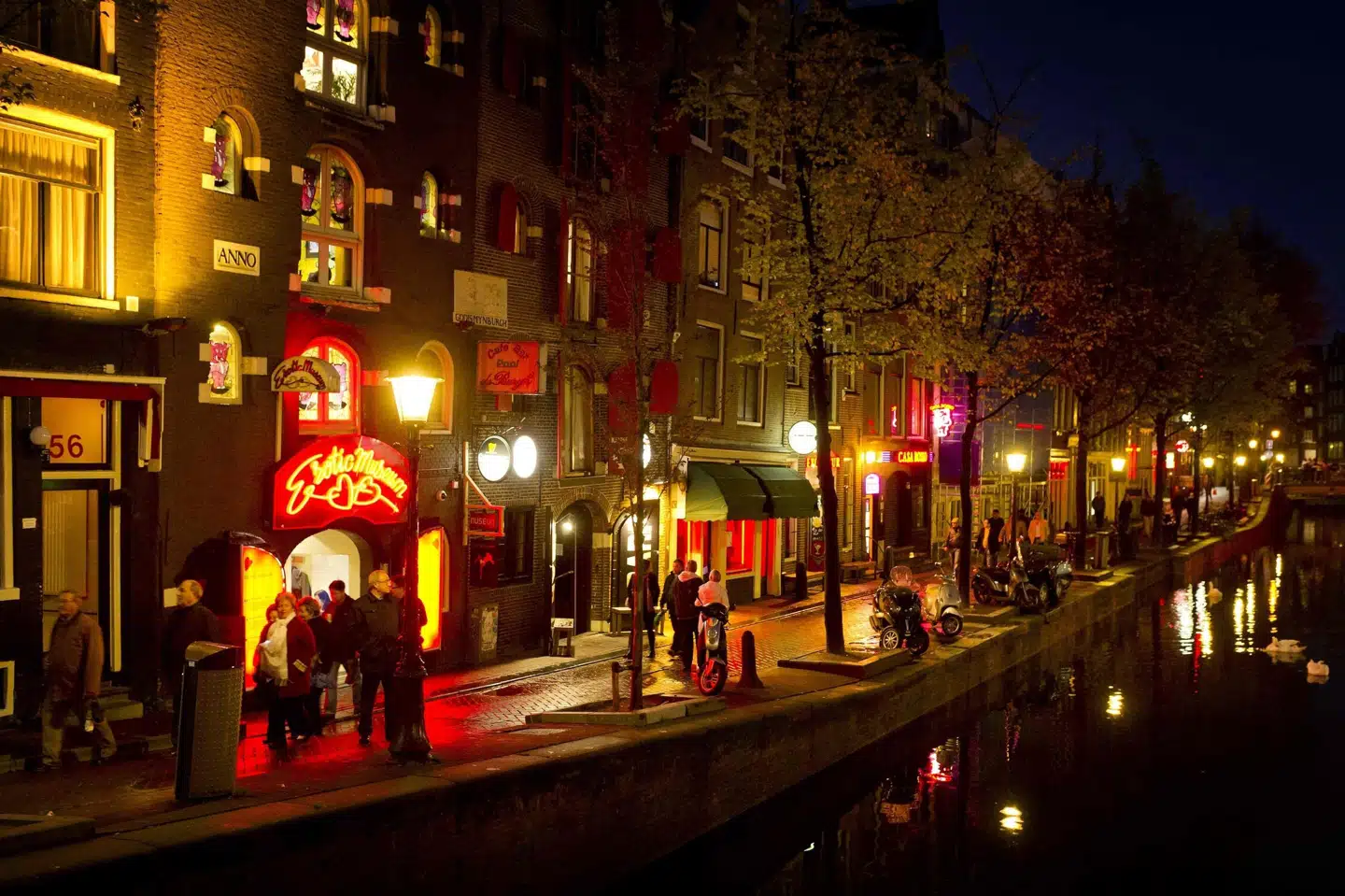 Folk går rundt i området De Wallen. (Arkivfoto.) Koen Van Weel/Ritzau Scanpix