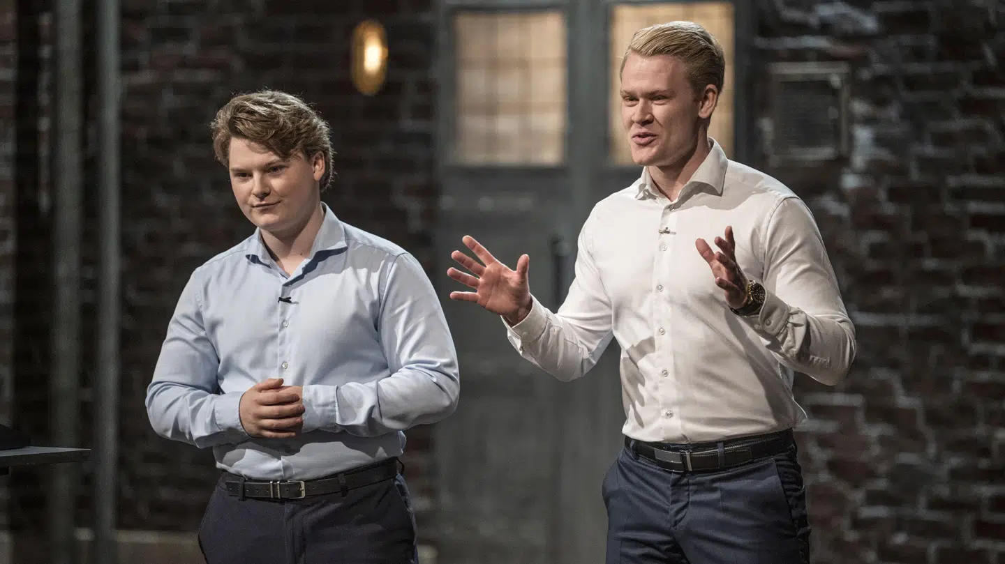 Christian Ørum (tv.) og Nicklas Stockholm (th.) gjorde stort indtryk på Tommy Ahlers, der endte med at afvige fra sin investeringsplaner i torsdagens afsnit af 'Løvens Hule'.
