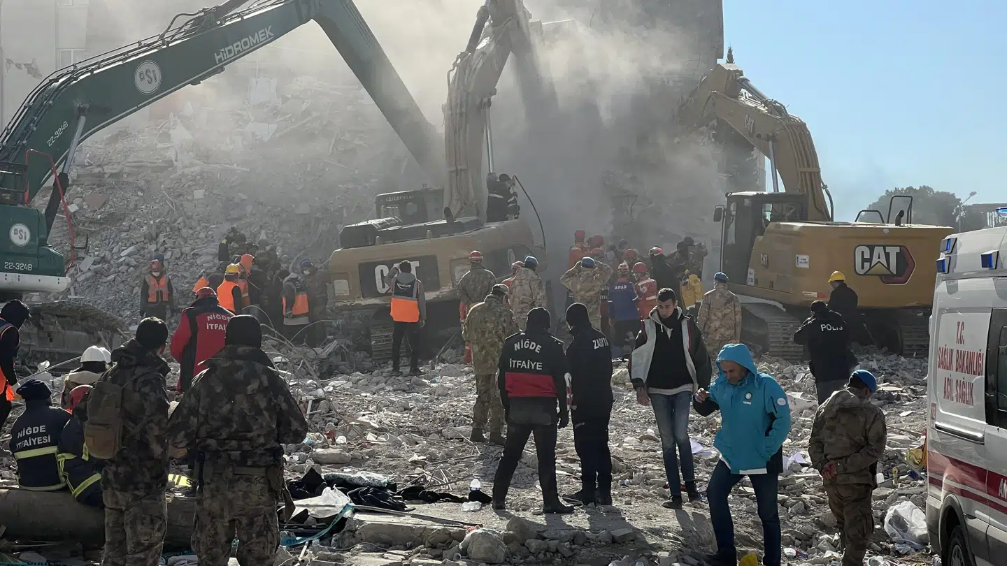 Støvet rejser sig, mens redningsarbejdet er i fuld gang. Både lokale og hjælpeorganisationer leder efter overlevende i murbrokkerne. Foto: Jakob Illeborg.