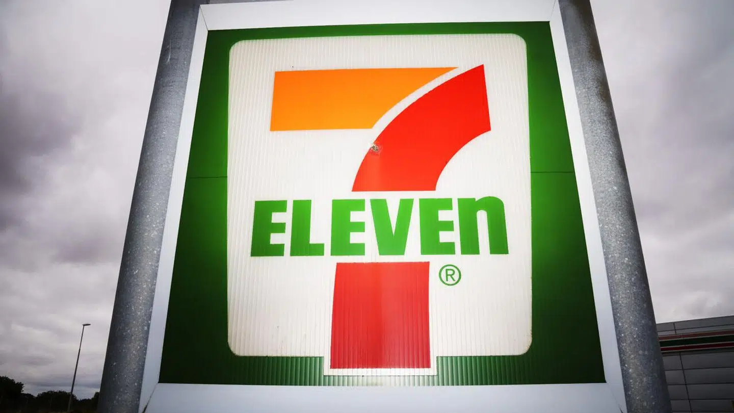 En kvinde flygtede en kold efterårsnat nøgen fra hendes lejlighed ind i en 7-eleven butik. Ifølge anklagemyndigheden flygtede hun fra en brutal voldtægt i hendes egen lejlighed.
