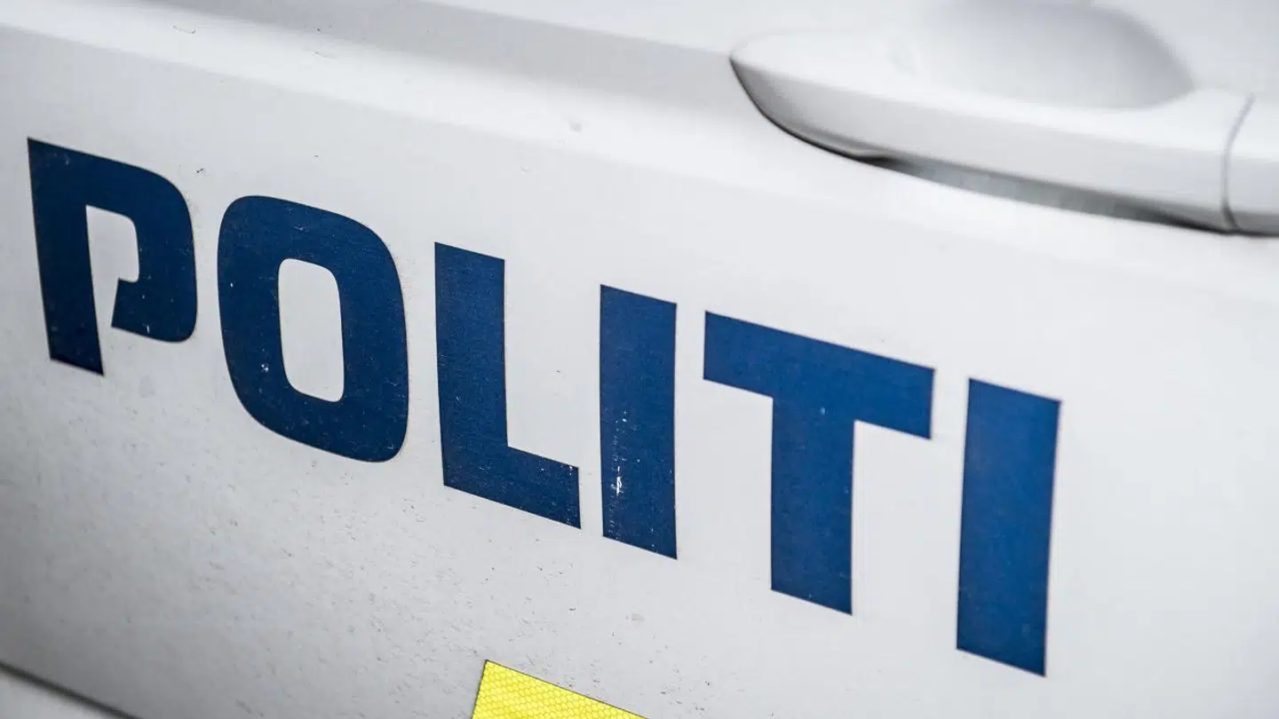 En 56-årig thailandsk kvinde forsøgte forgæves at gemme sig, da politiet dukkede op.