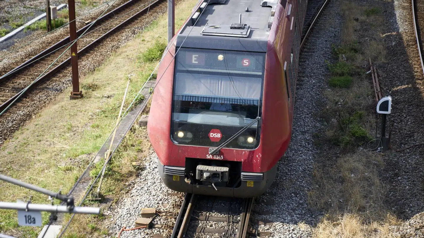 På grund af politiets arbejde kører der færre toge, oplyser DSB.