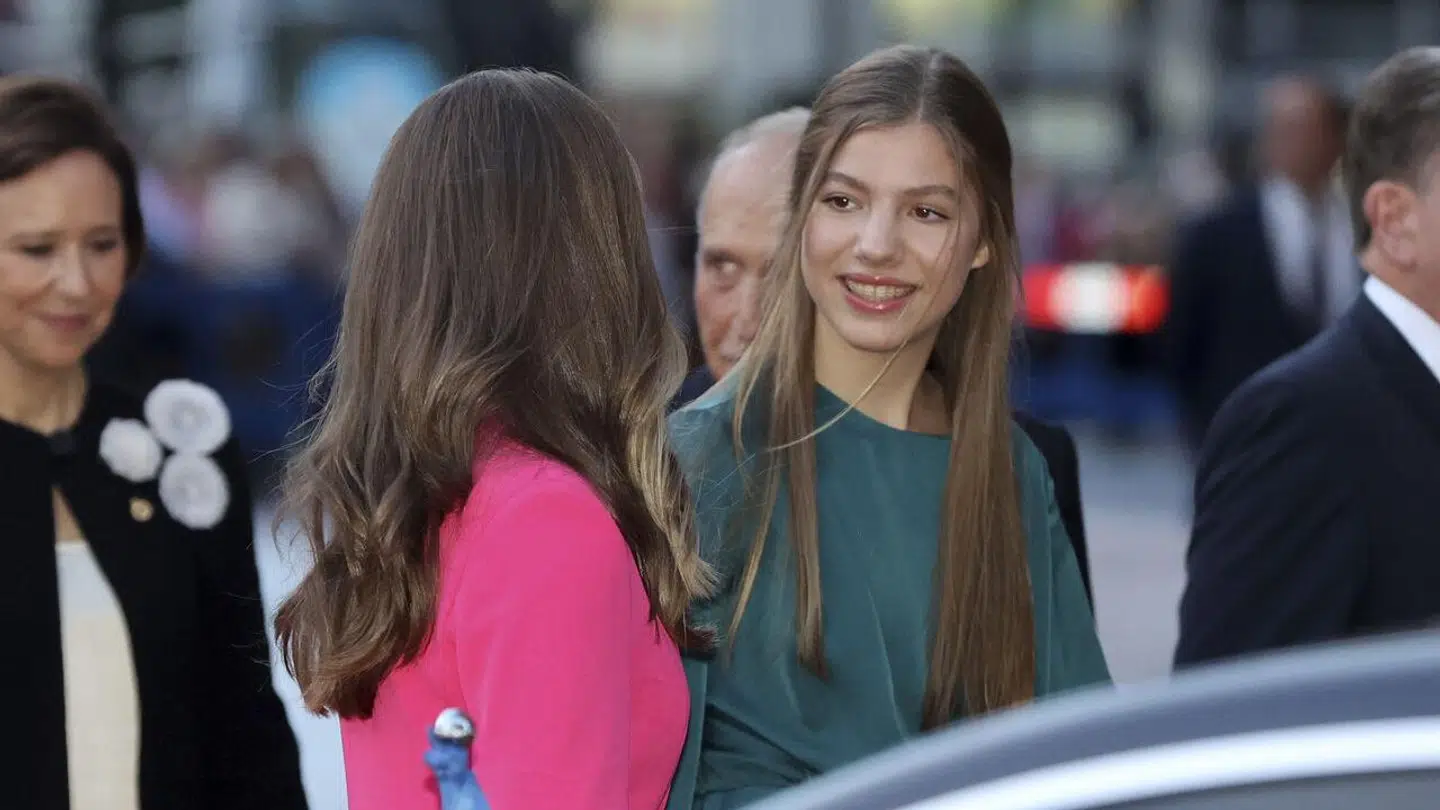 Prinsesse Sofia (i grøn kjole) vinker farvel til Spanien. De næste to år står på skolegang i Wales.