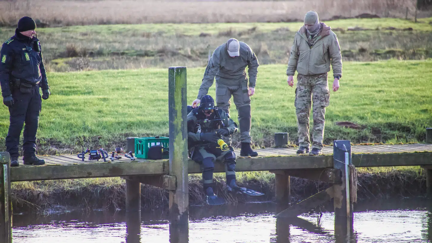 Dykkere i Varde Å. Foto: Presse-fotos.dk