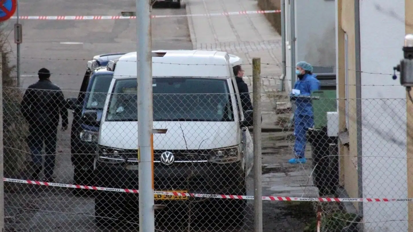 En kvinde blev mandag fundet død i en lejlighed på Sønderbro i Varde. Politiet regner med, det er lejlighedens beboer.