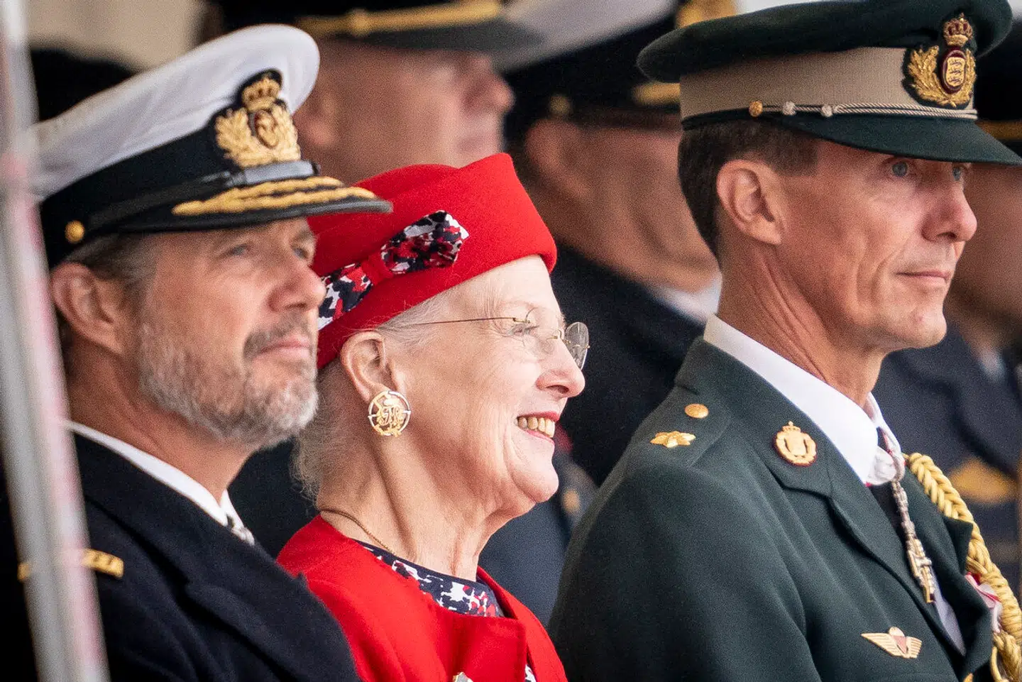 Dronning Margrethe sammen med kronprins Frederik og prins Joachim i forbindelse med markeringen af dronningens 50-års regentjubilæum, som markeres med en parade på Flådestationen i Korsør, mandag den 29. august 2022. Foto: Mads Claus Rasmussen/Ritzau Scanpix.