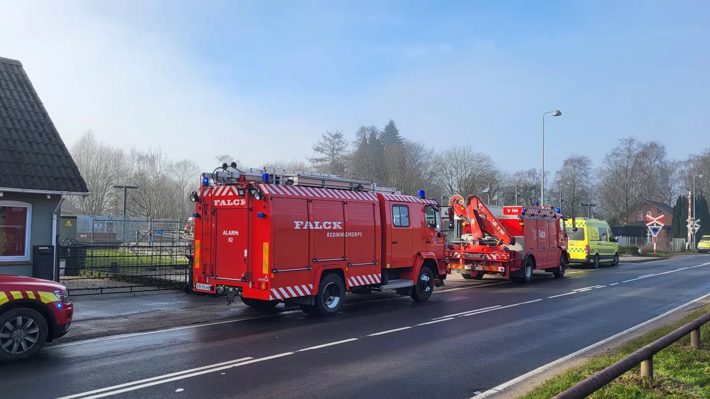 Politi, ambulancer og brandbil er til stede ved Stenstrup Station på Fyn, hvor en mand er ramt af et tog og afgået ved døde. Foto: Presse-fotos.dk
