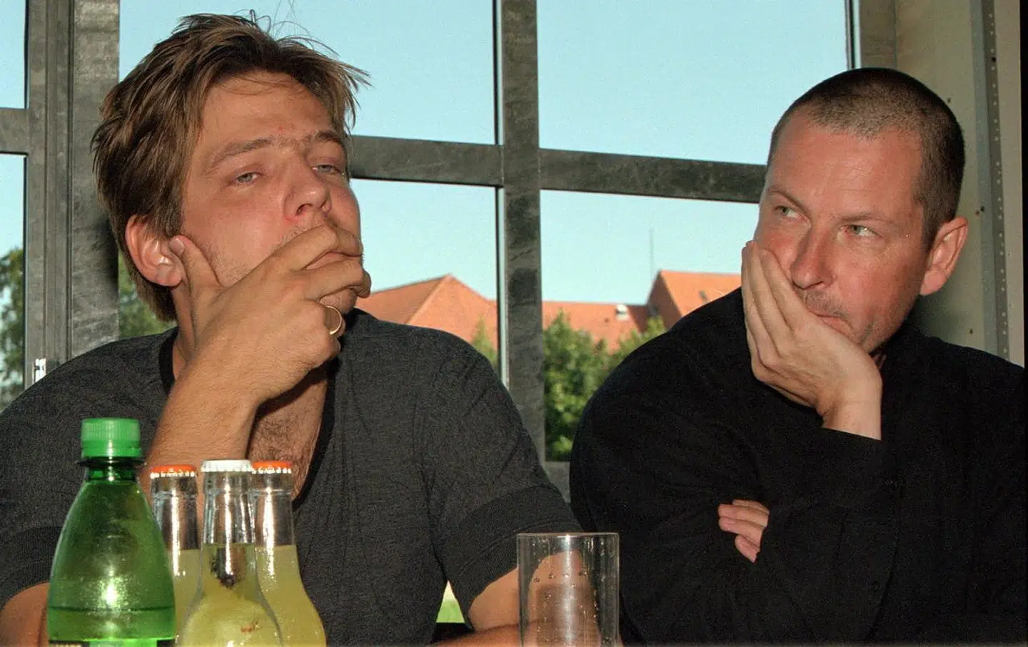 To af de fire dogmebrødre, Thomas Vinterberg (tv.) og Lars von Trier, til pressemøde hos Nimbus Film tilbage i 1999