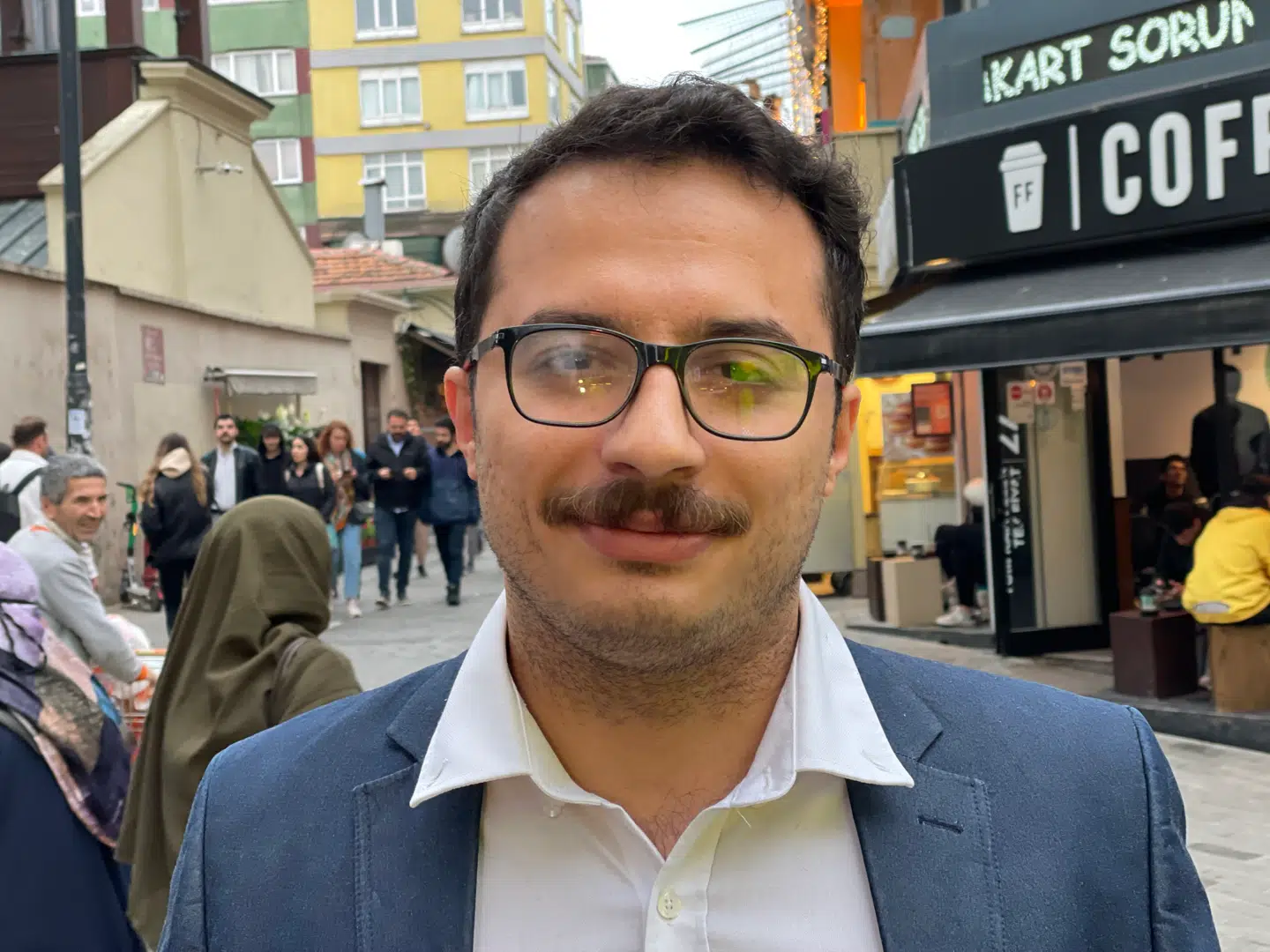 Arjen er praktiserende læge i Kadikoy i Istanbul. Han fortæller B.T., at han vil forlade landet, hvis Erdogan vinder.